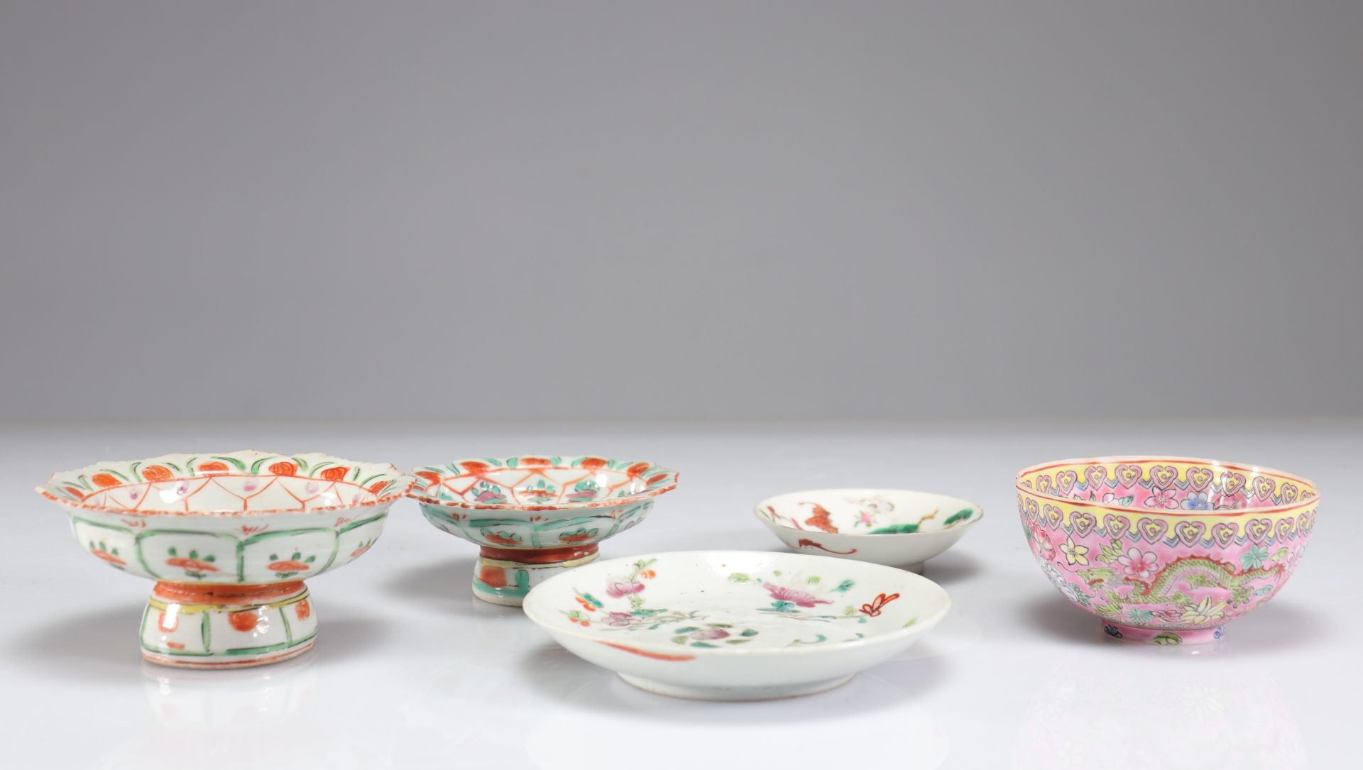 Lot (5) 19th century famille rose porcelains - Image 2 of 3
