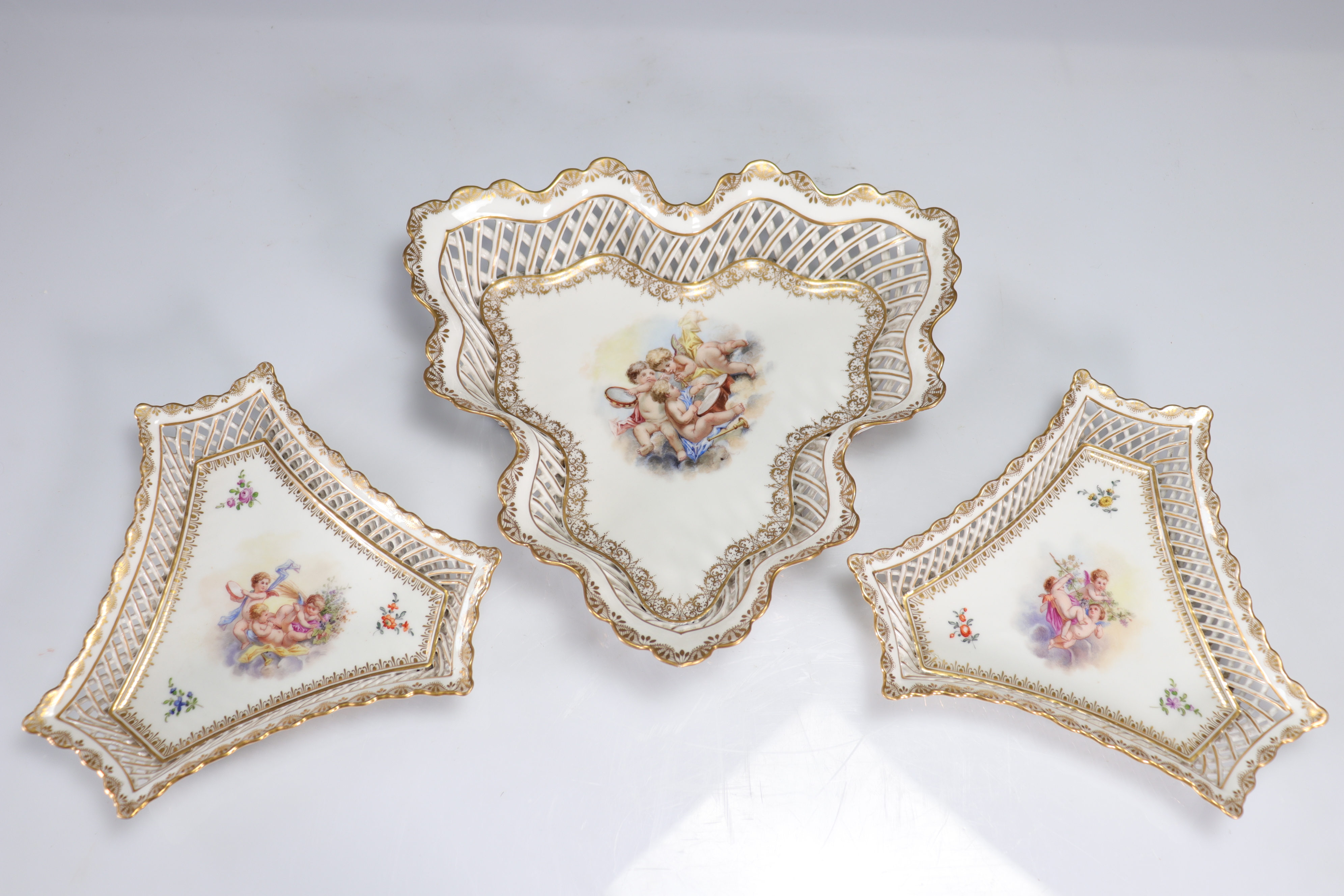 Set of porcelain decorated with cherubs