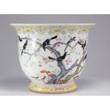 Cachepot in famille rose porcelain decorated with magpies