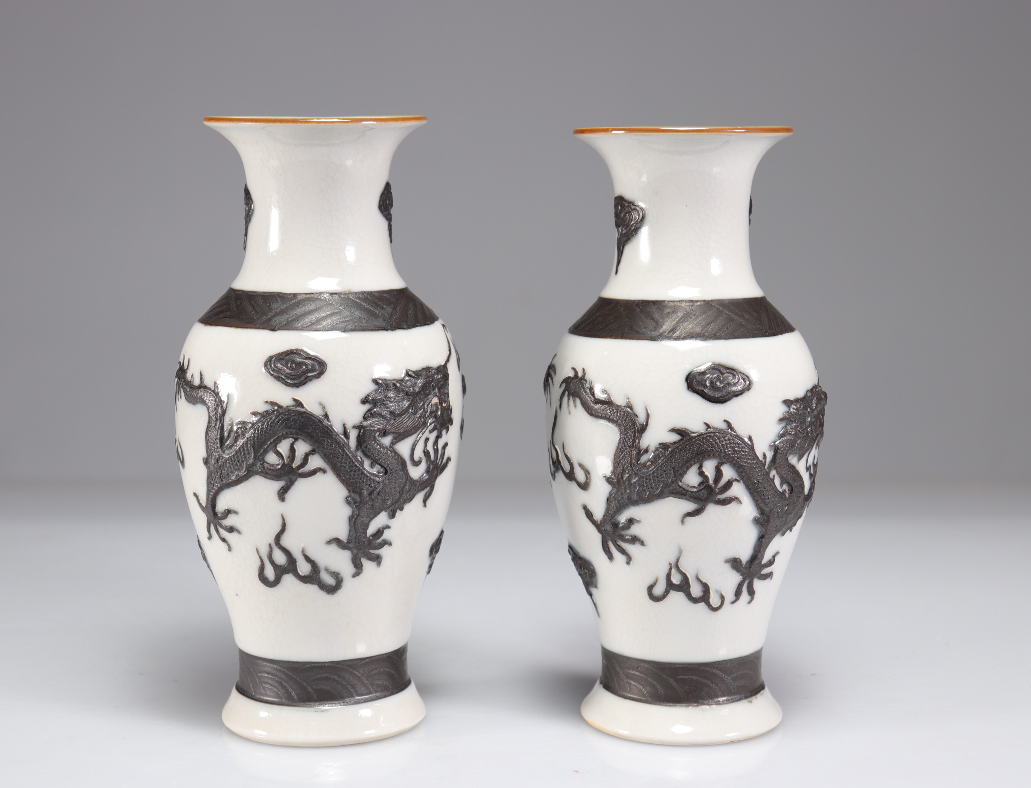 Pair of Nanjing vases decorated with dragons - Image 2 of 5