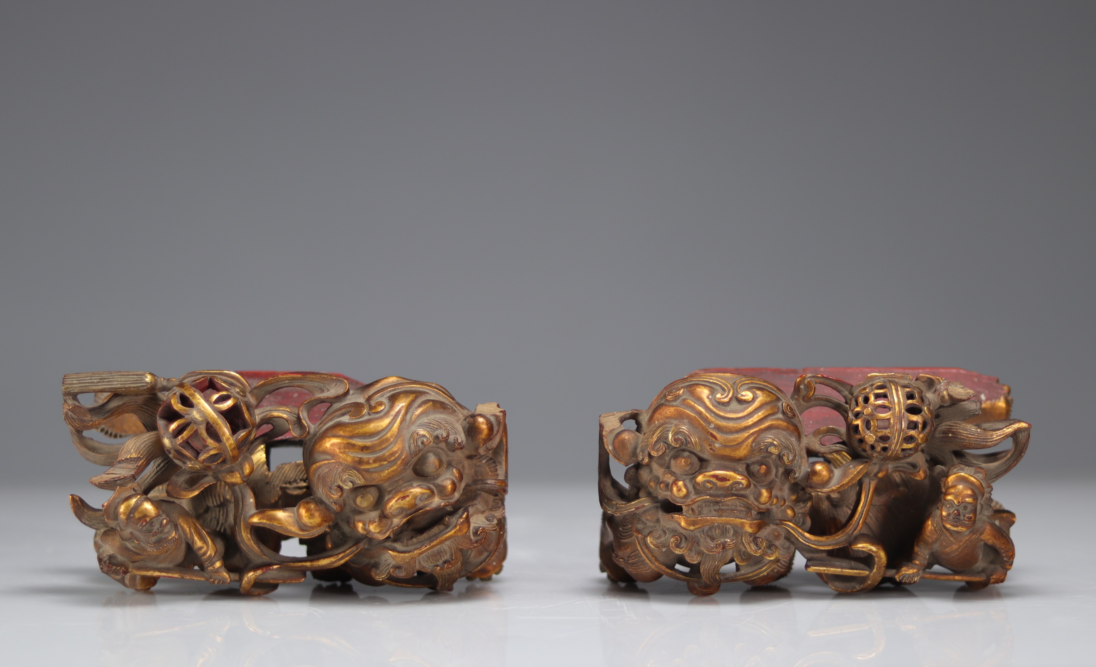 Fo dogs in carved and gilded wood, Qing period - Image 3 of 4