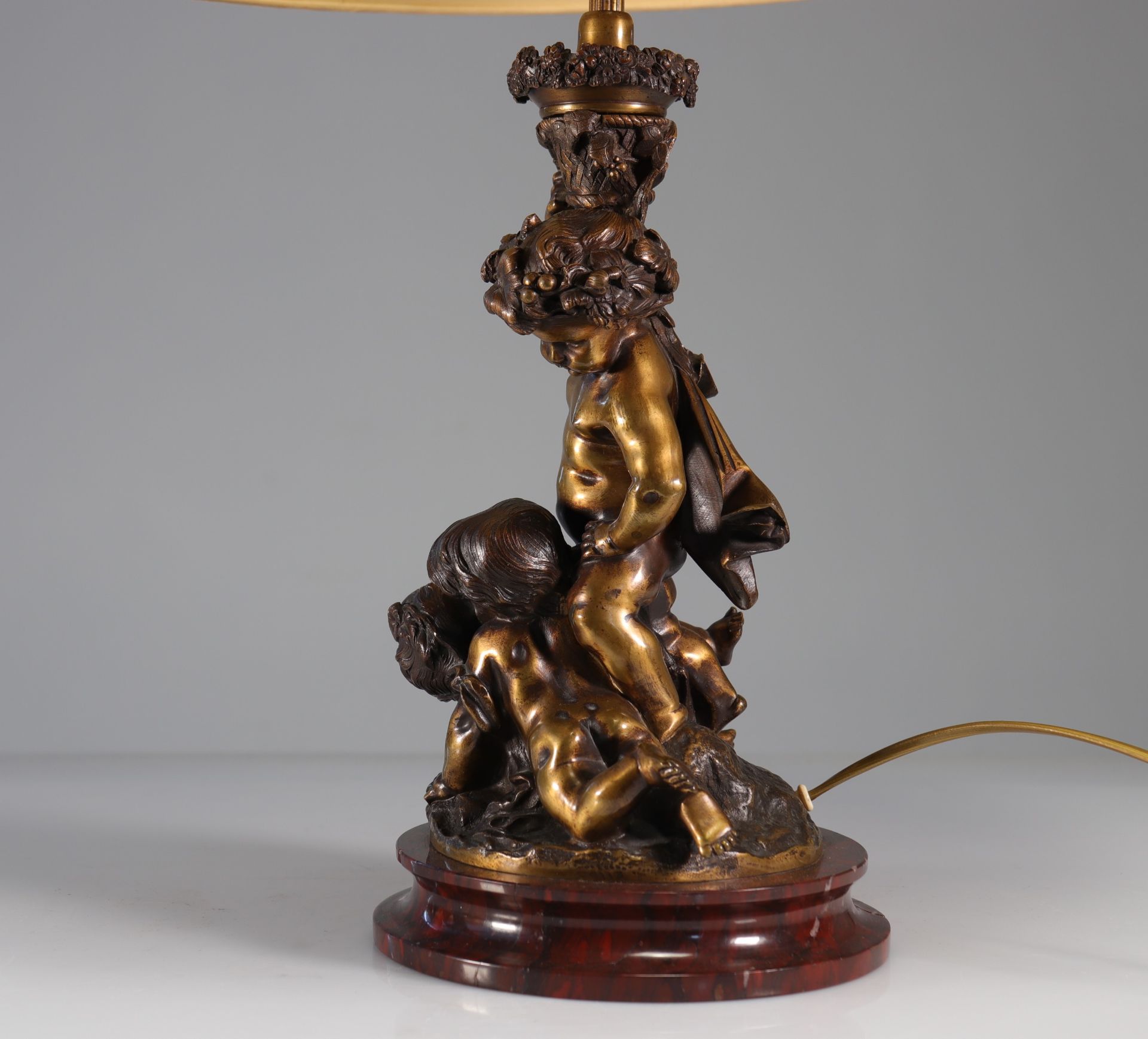 Bronze with 19th century children with light patina on a red marble base - Bild 3 aus 5