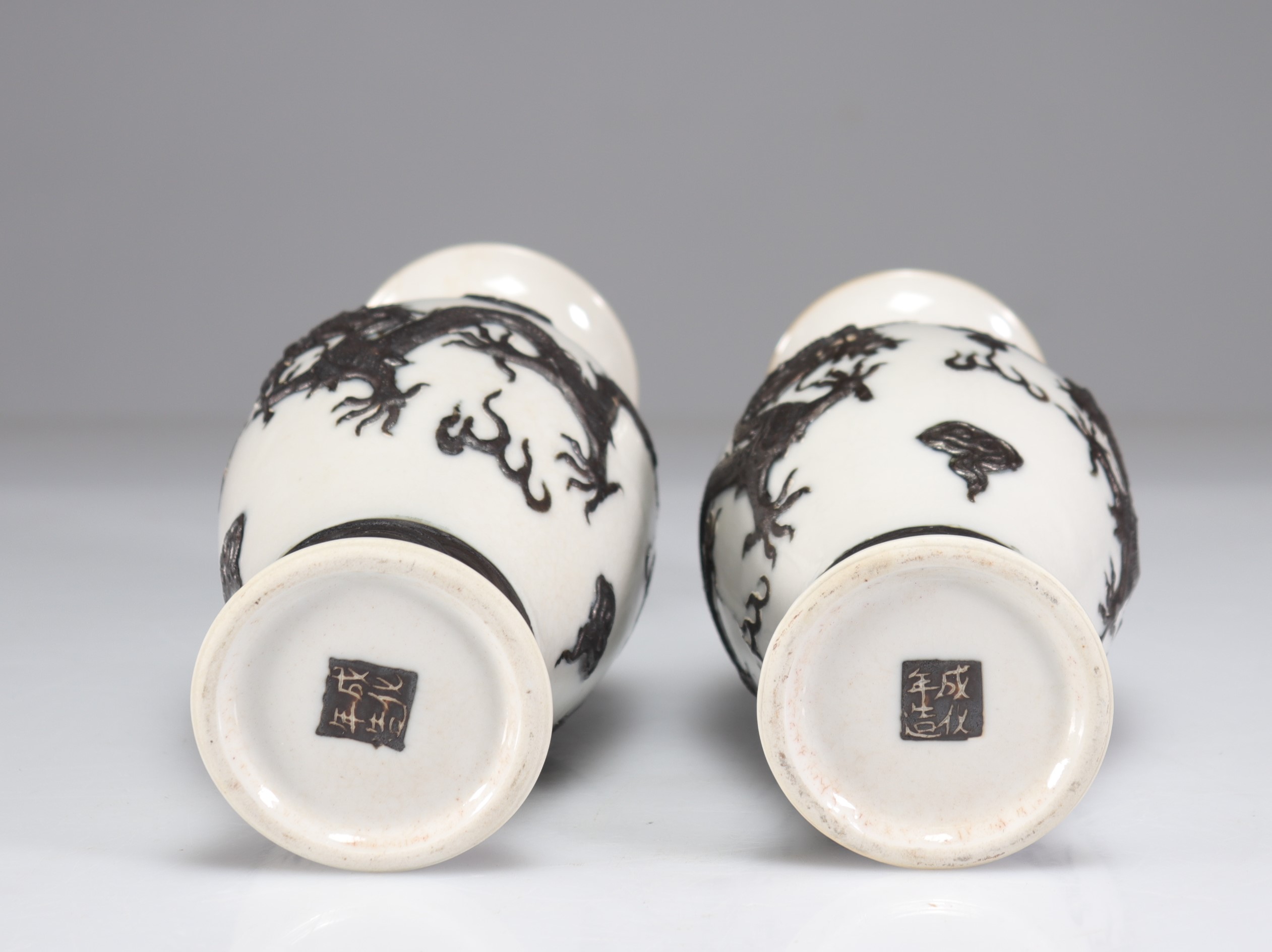 Pair of Nanjing vases decorated with dragons - Image 5 of 5