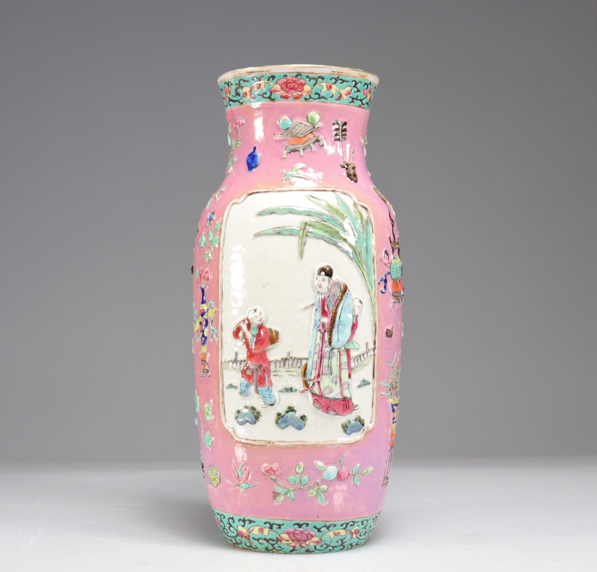 Vase in relief of the rose family decorated with characters - Image 3 of 5