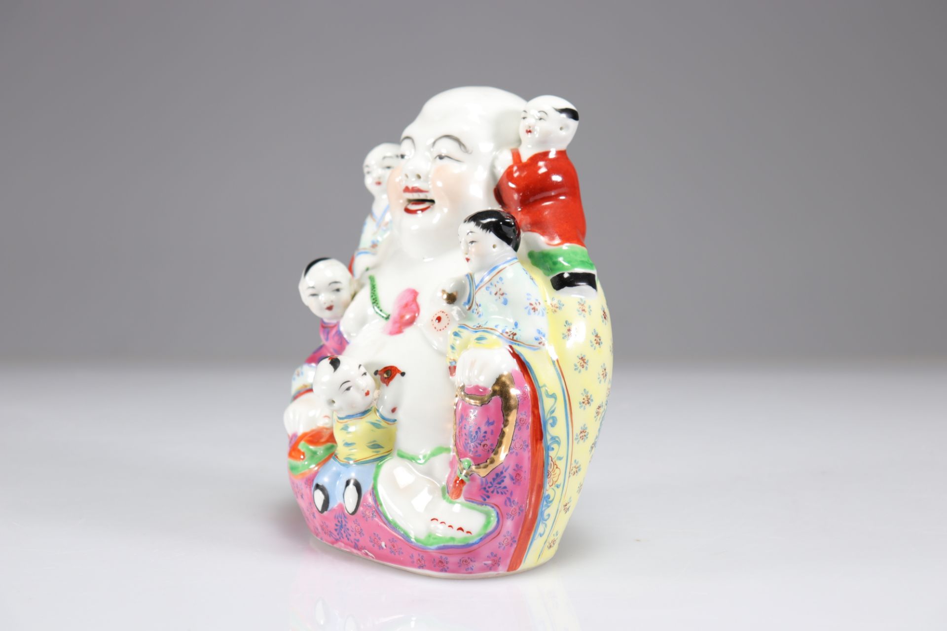 Buddha and children in famille rose porcelain - Image 3 of 6