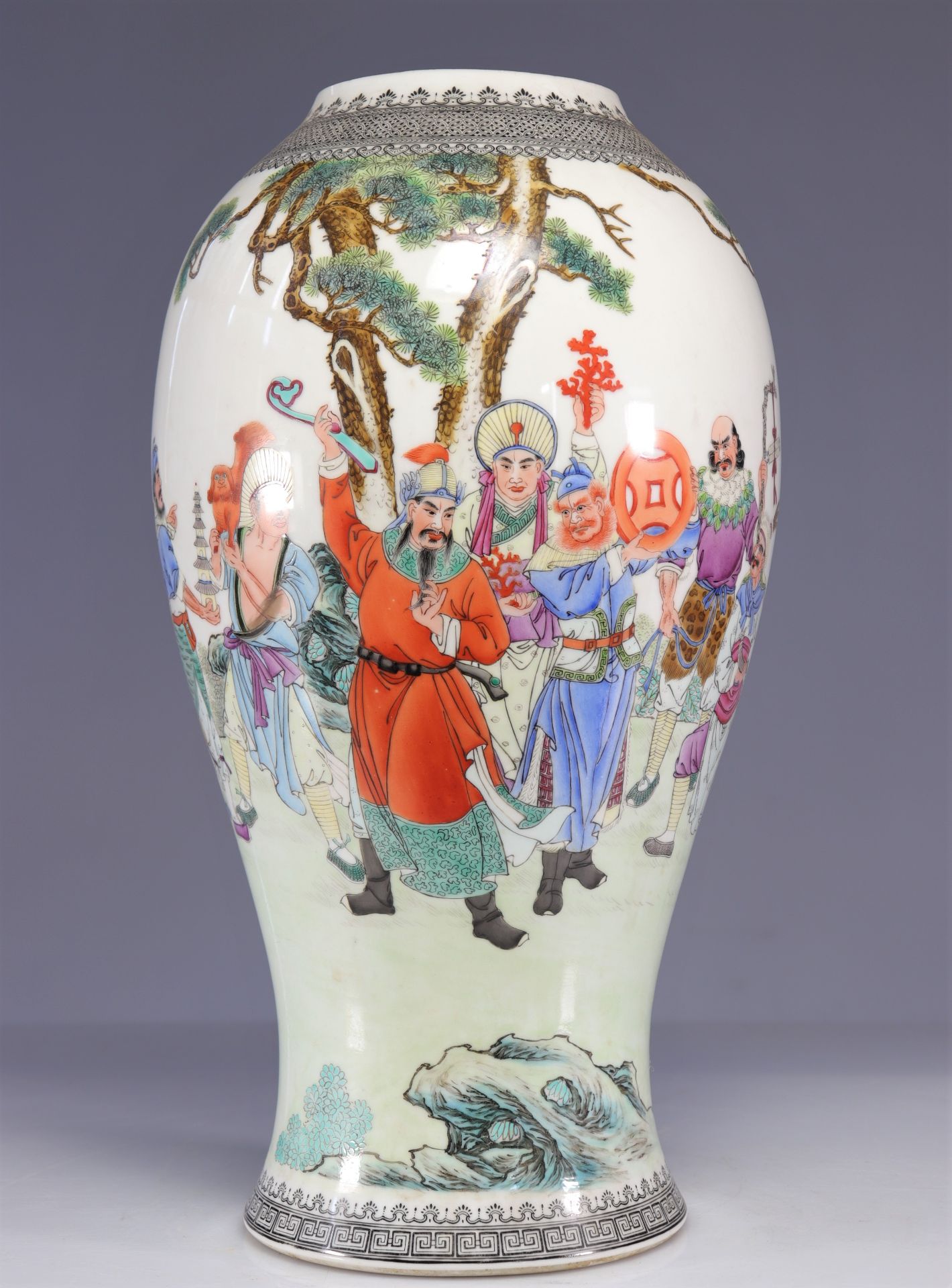 Vase from the Republic period decorated with characters (recut neck)