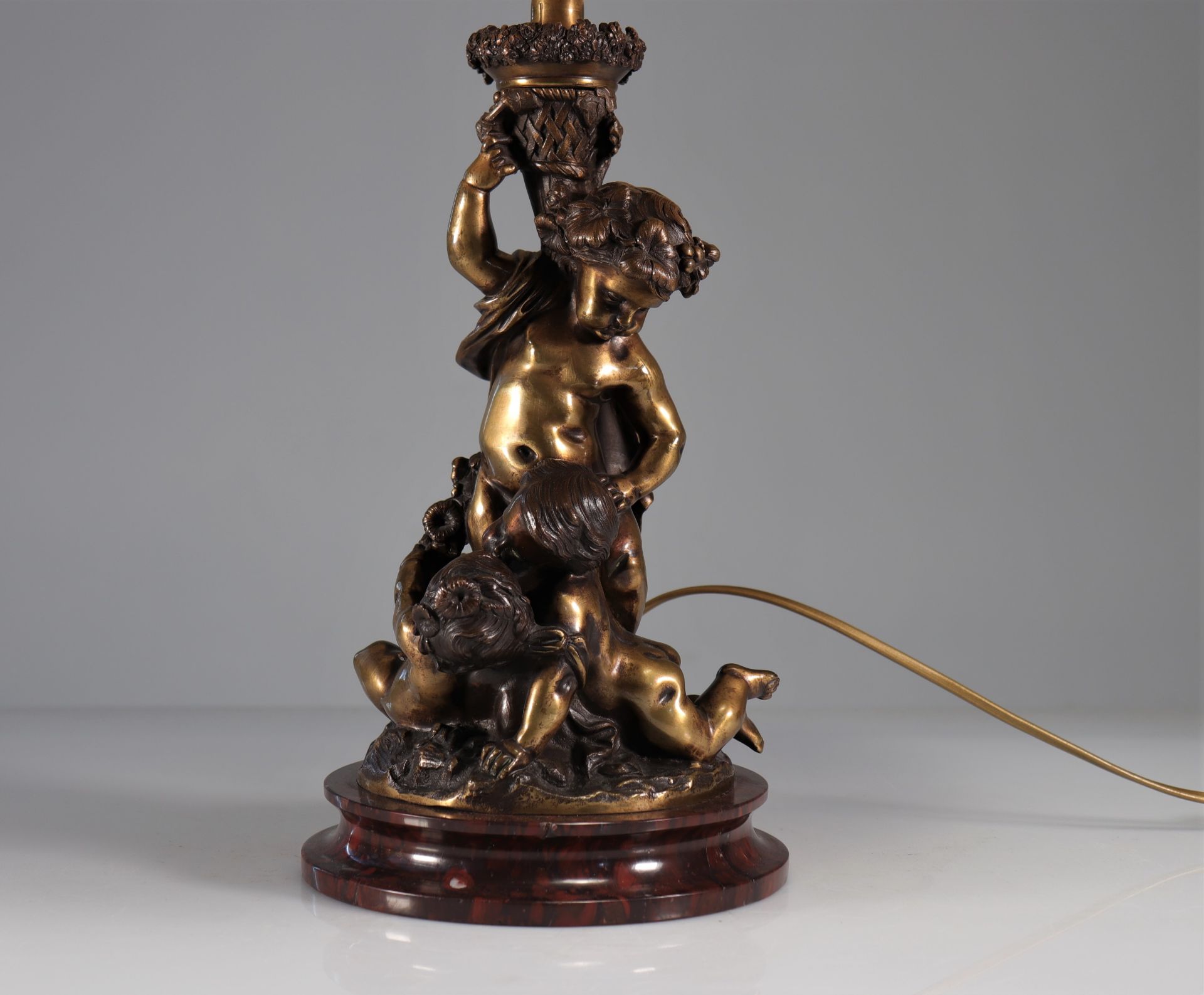 Bronze with 19th century children with light patina on a red marble base - Bild 5 aus 5