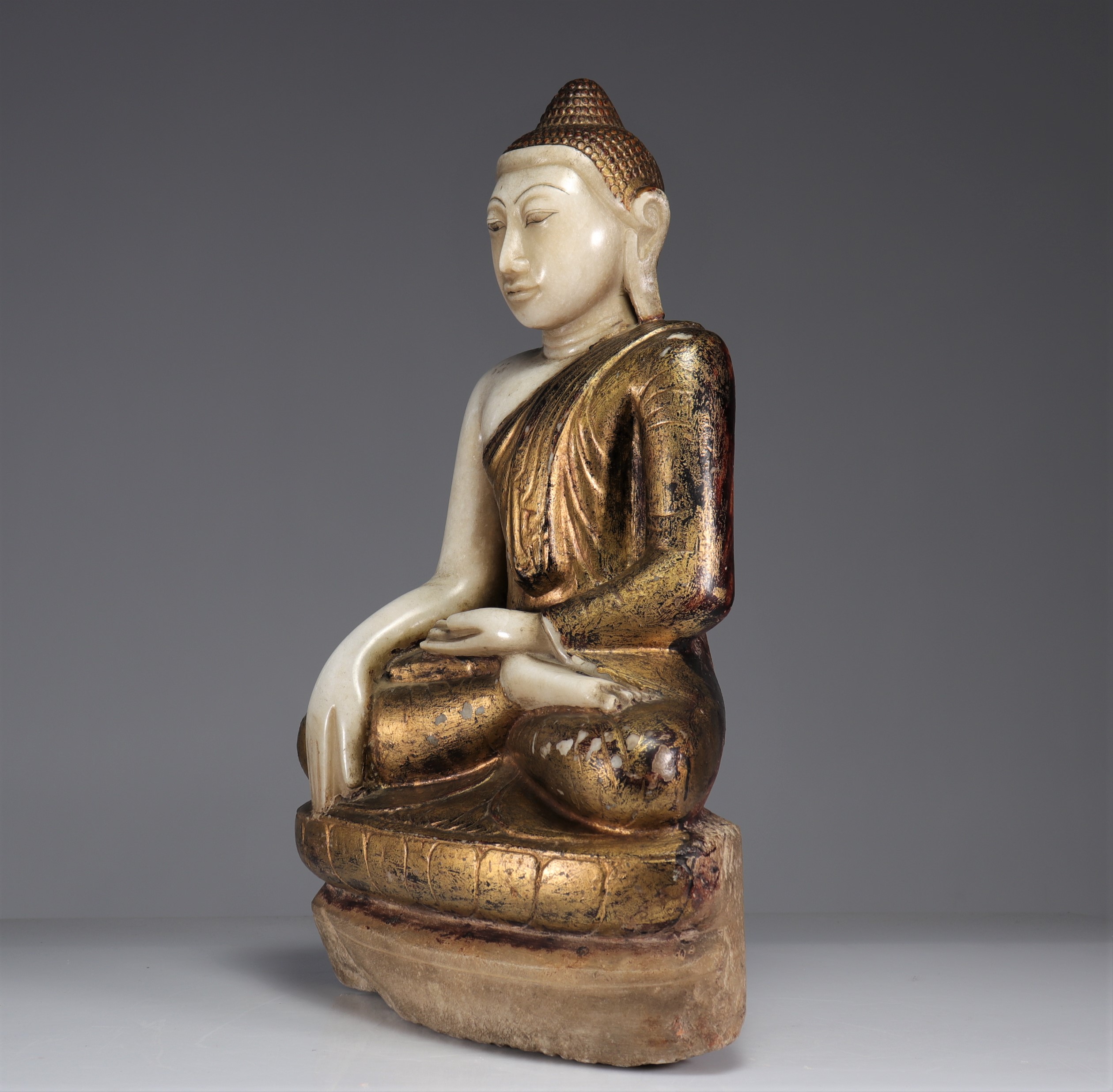 Burmese marble statue in polychrome white marble representing Sakyamuni Buddha, 17th century. - Image 2 of 6