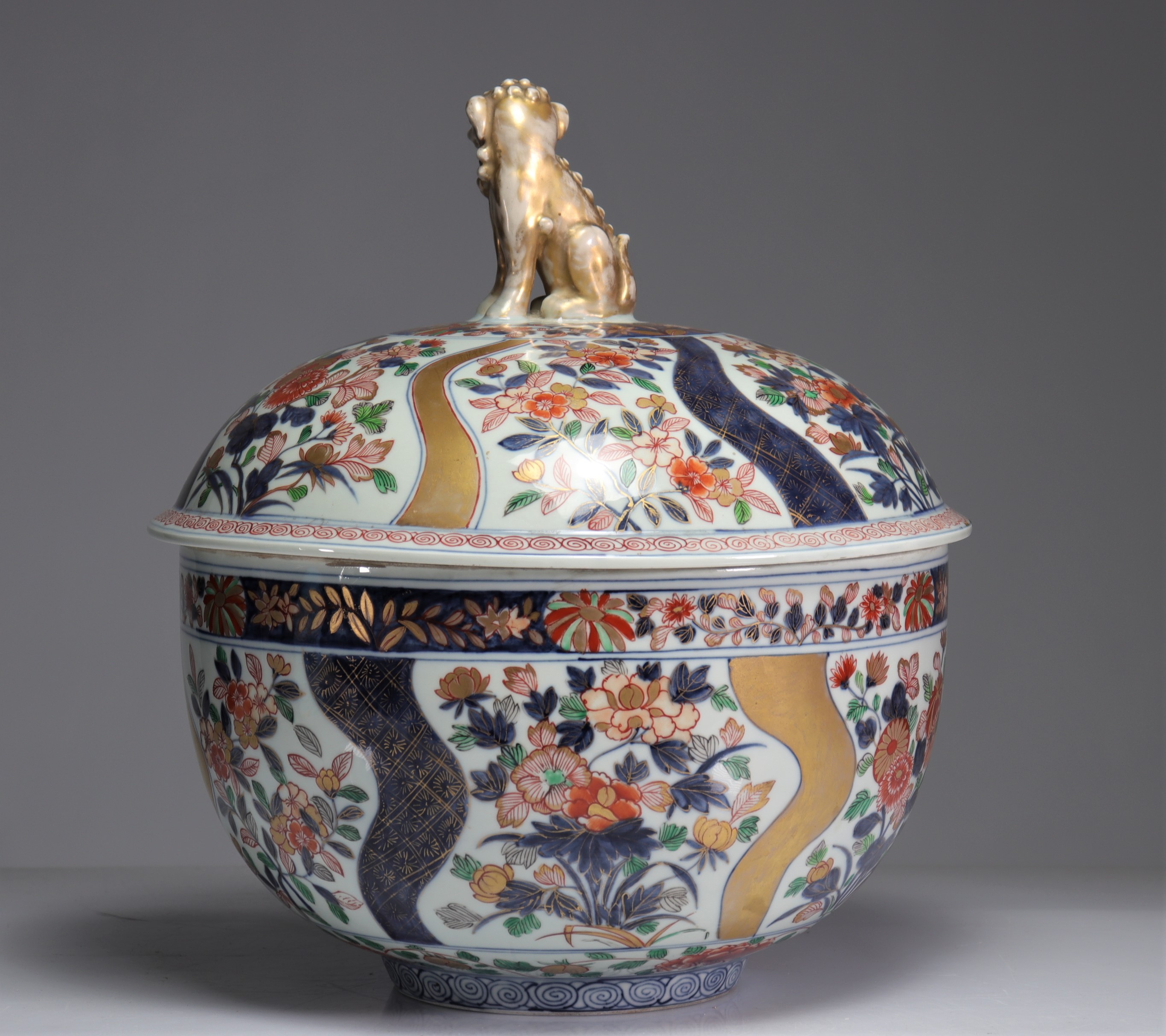 Imposing covered bowl in 18th century Japanese porcelain - Image 3 of 7