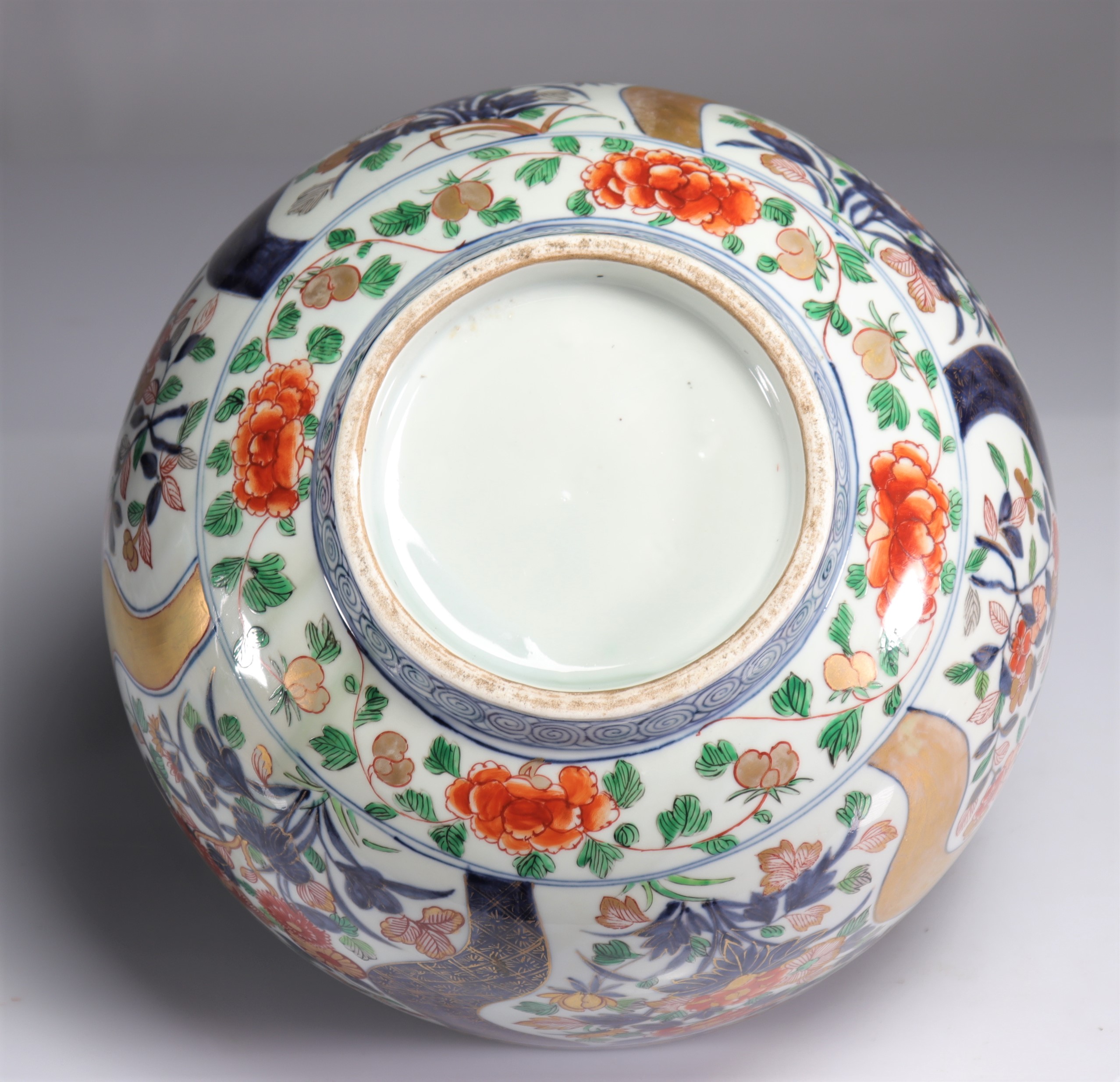 Imposing covered bowl in 18th century Japanese porcelain - Image 7 of 7