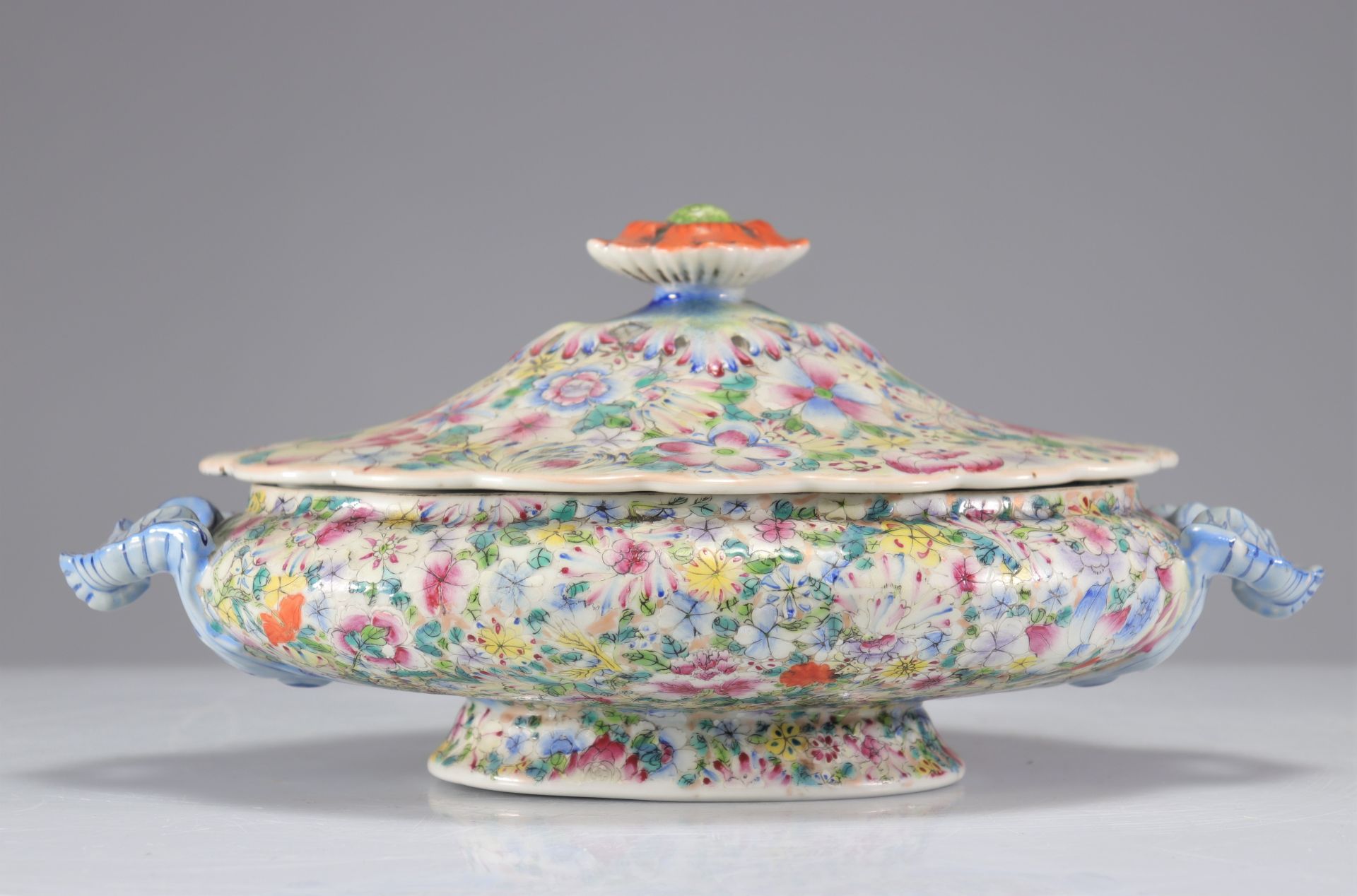 Porcelain vegetable dish decorated with a thousand flowers interior decorated with an imperial drago - Bild 3 aus 5