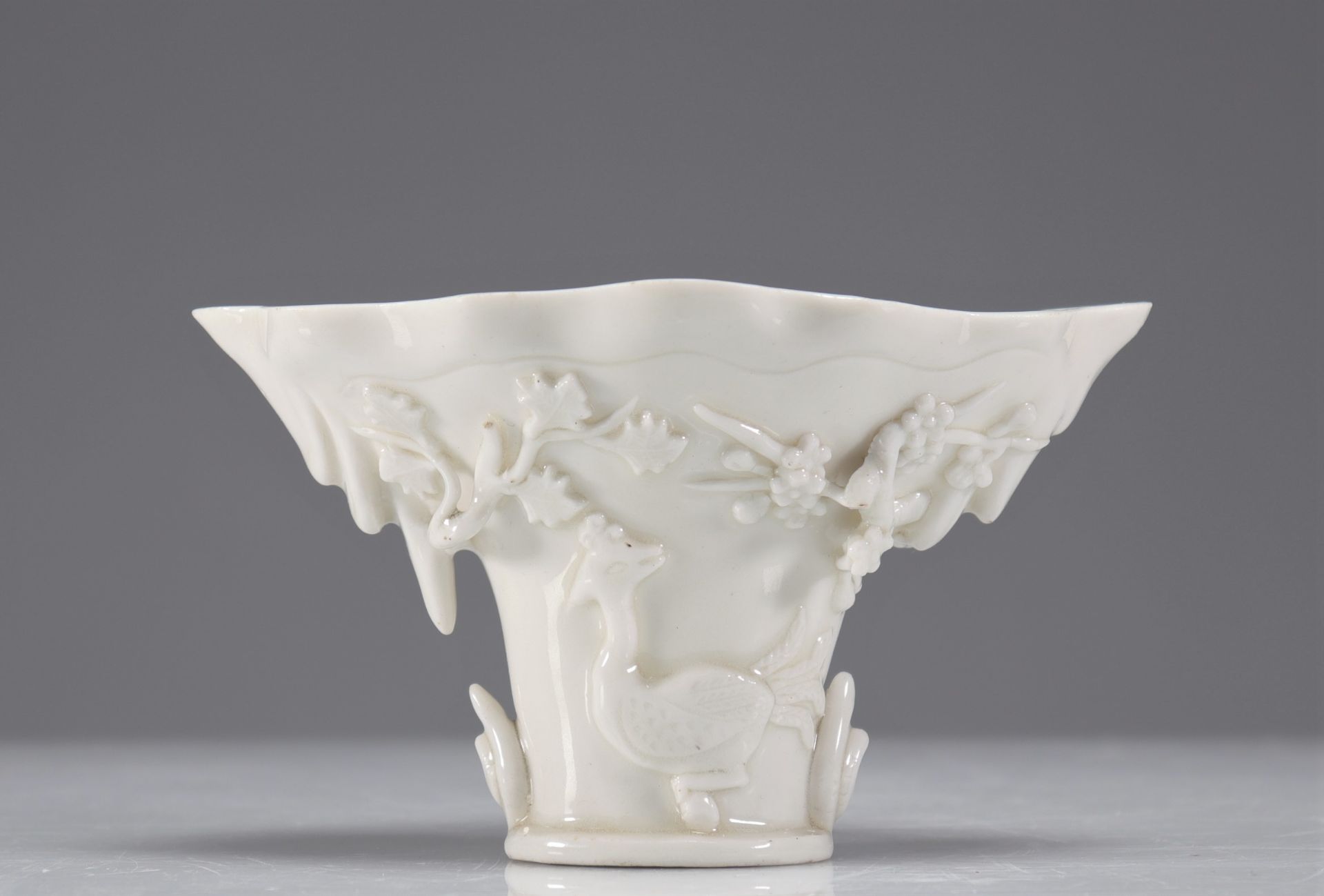 Libation cup in blanc de chine decorated with dragons Kangxi period - Image 5 of 7