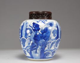 Blue white porcelain vase, animal decor, Kangxi period