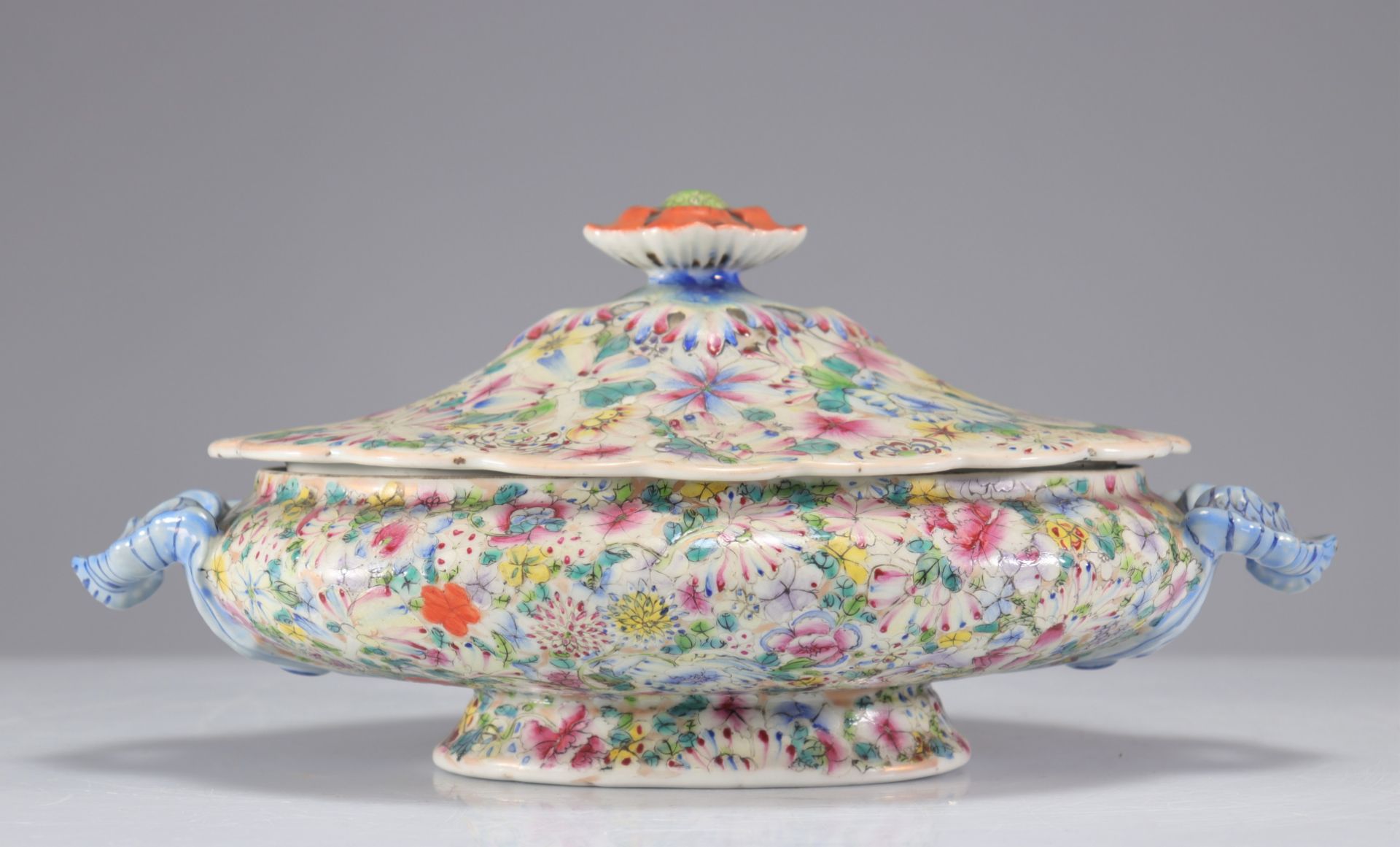 Porcelain vegetable dish decorated with a thousand flowers interior decorated with an imperial drago
