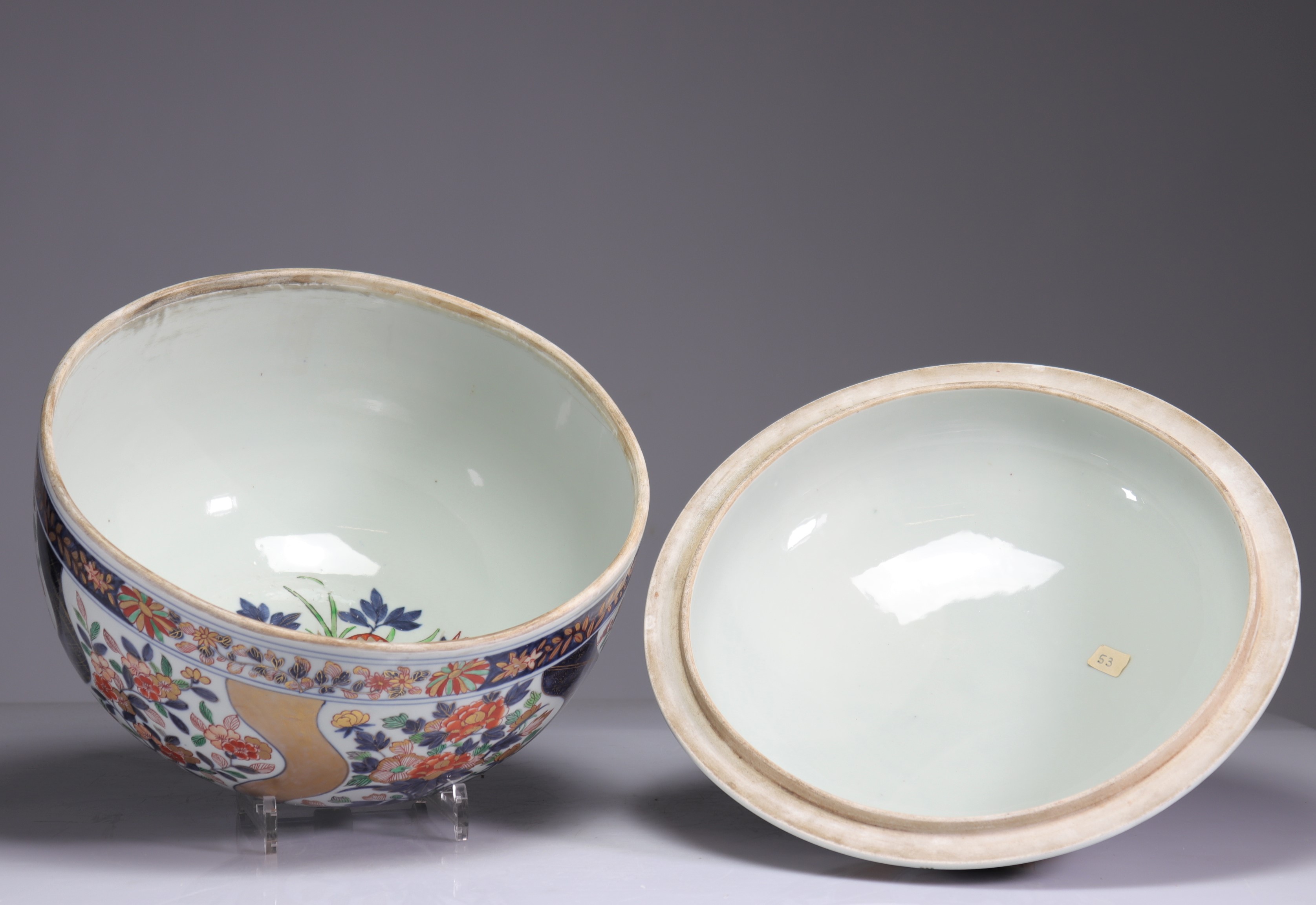 Imposing covered bowl in 18th century Japanese porcelain - Image 6 of 7