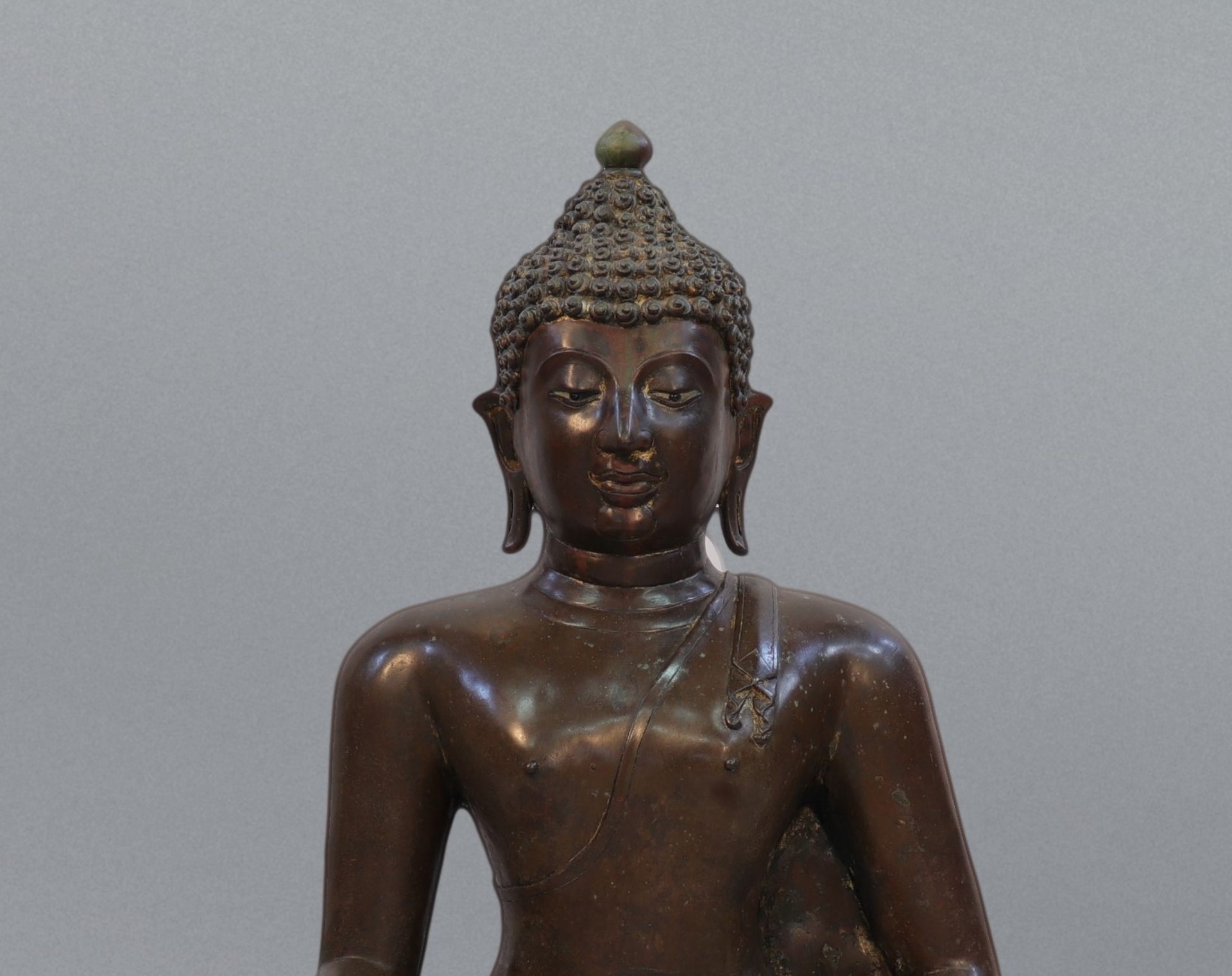 Large Shakyamuni Buddha in bronze with brown and green patina 18th century - Image 2 of 7