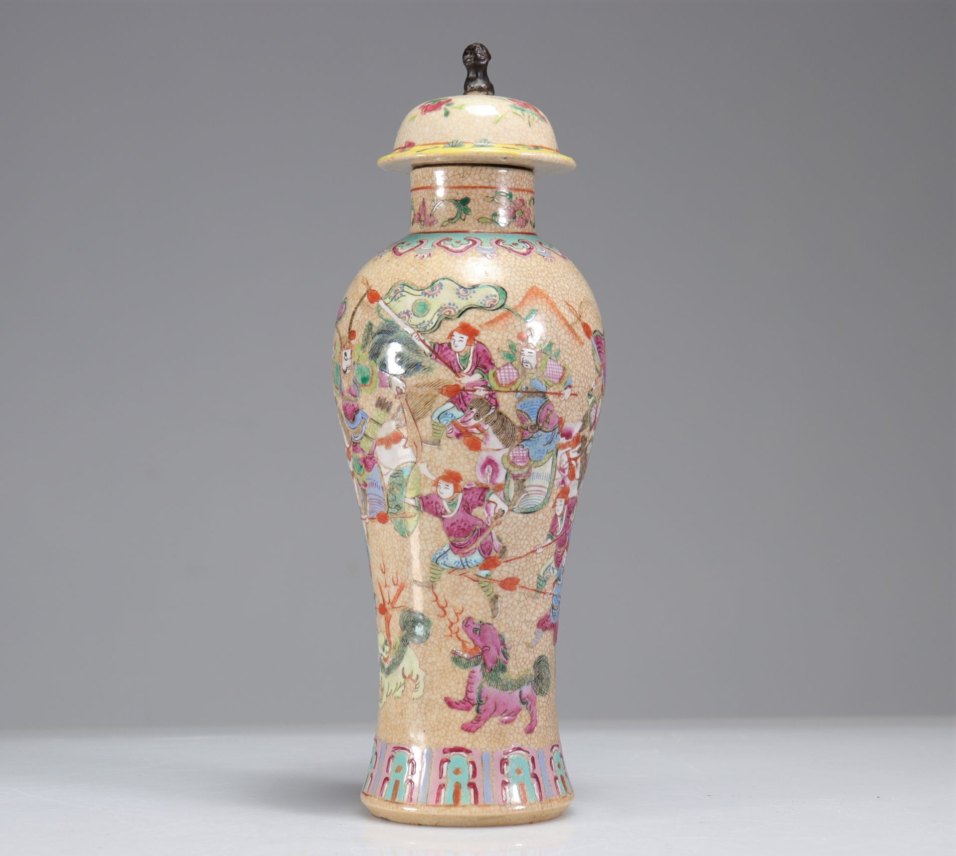 Covered vase from Nanjing decorated with warriors - Image 3 of 5