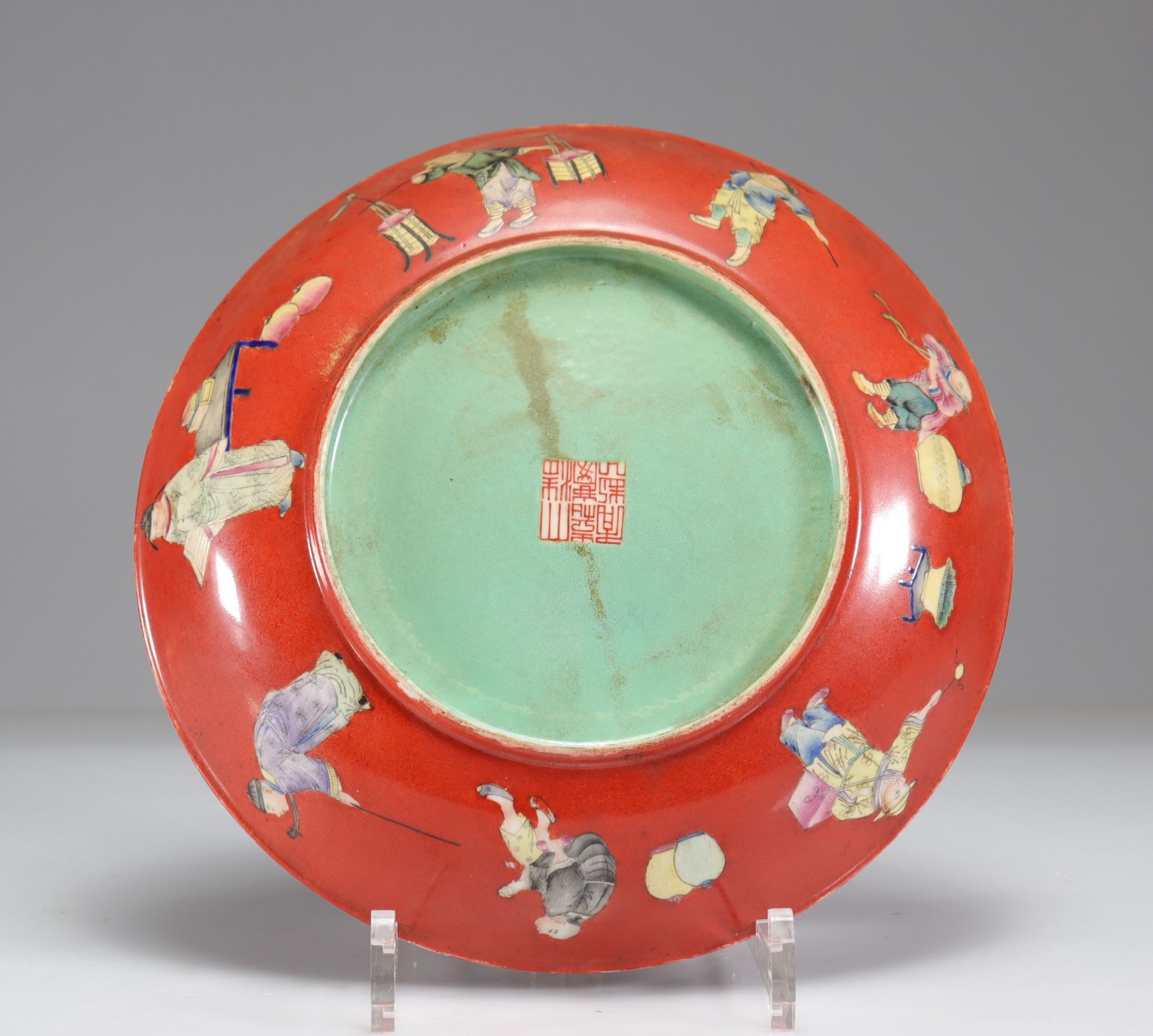 Red background plate Qianlong brand character decorations - Image 2 of 2