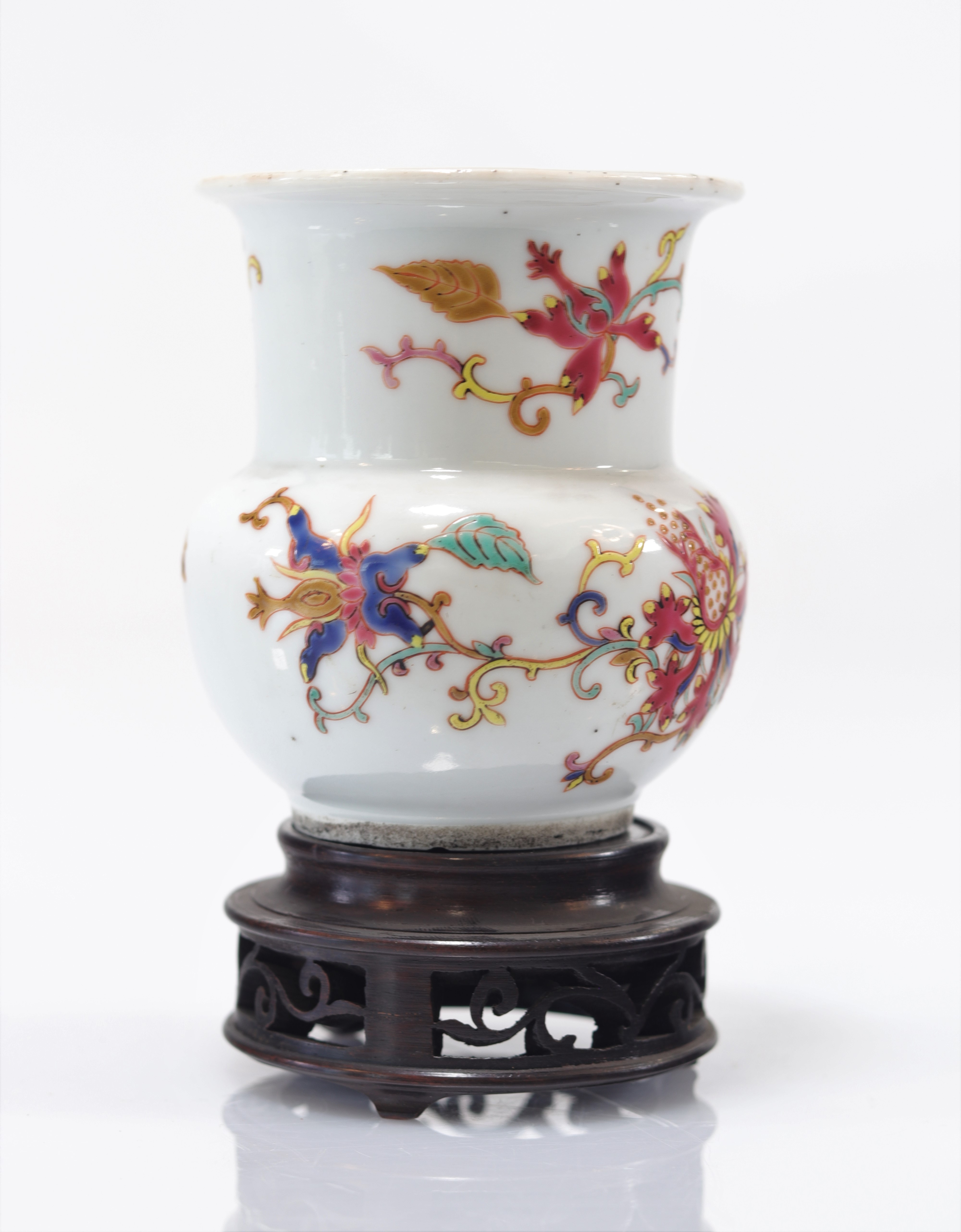 Pair of Qing period famille rose porcelain vases - Image 7 of 9