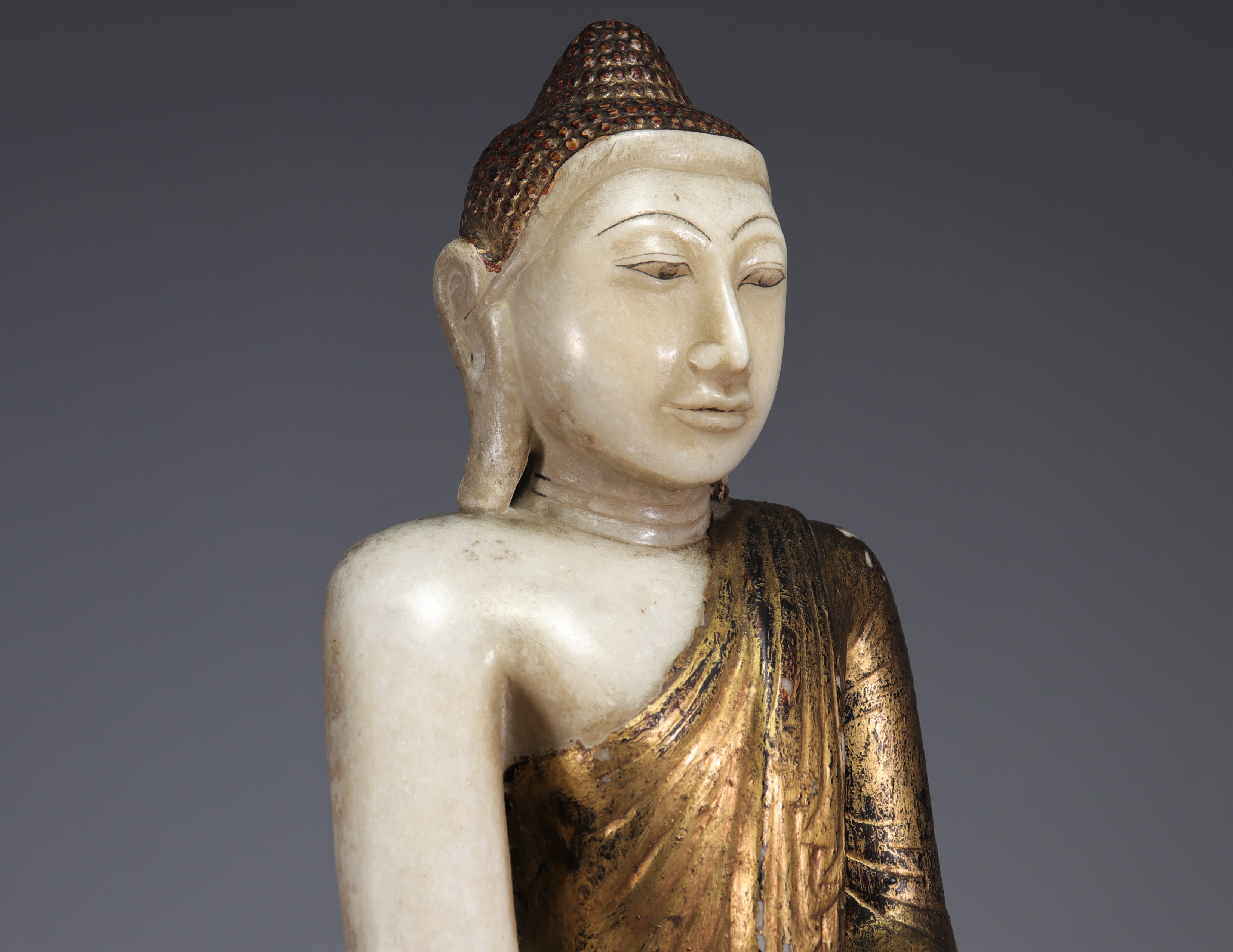 Burmese marble statue in polychrome white marble representing Sakyamuni Buddha, 17th century. - Image 6 of 6