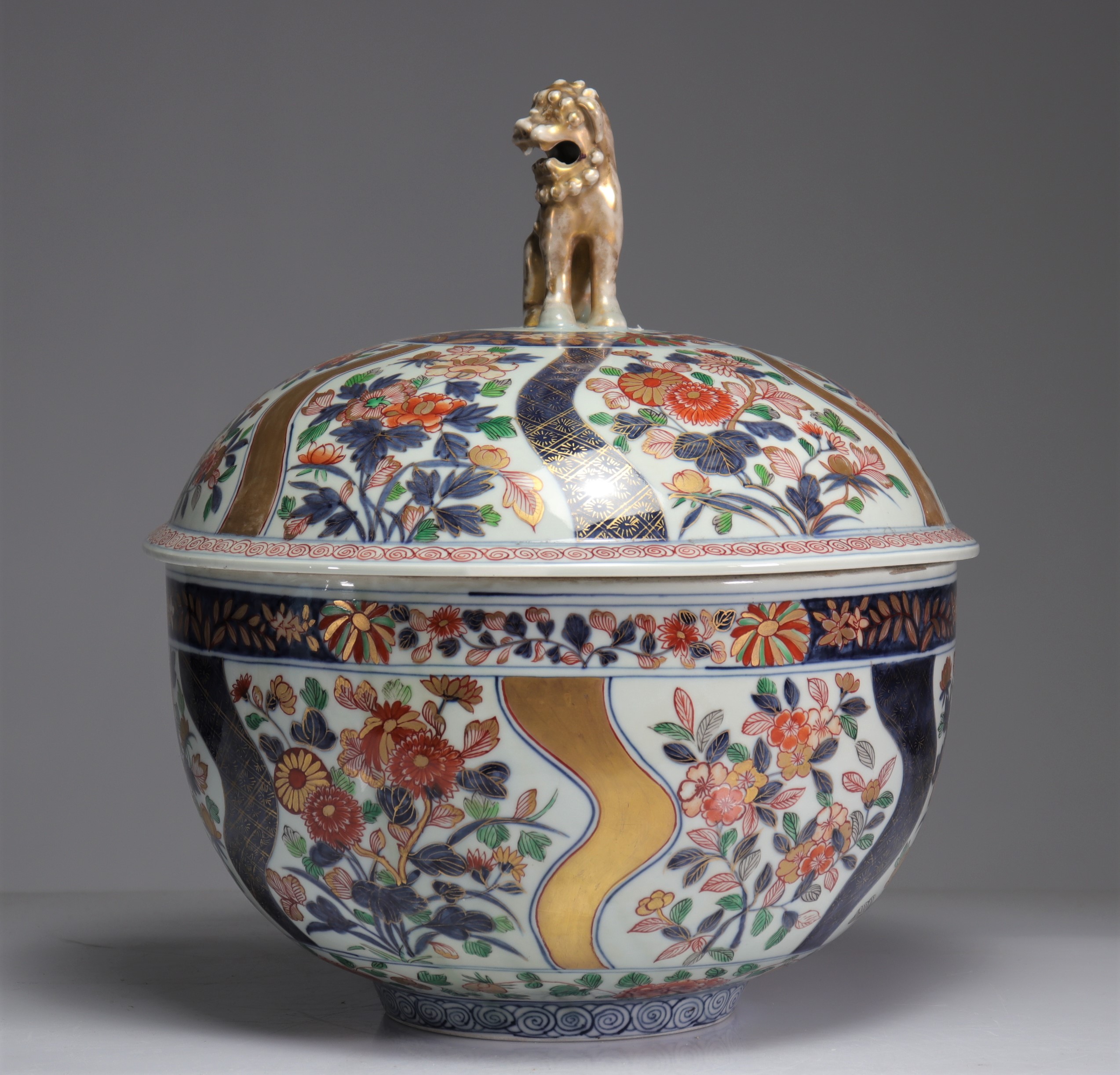 Imposing covered bowl in 18th century Japanese porcelain - Image 2 of 7