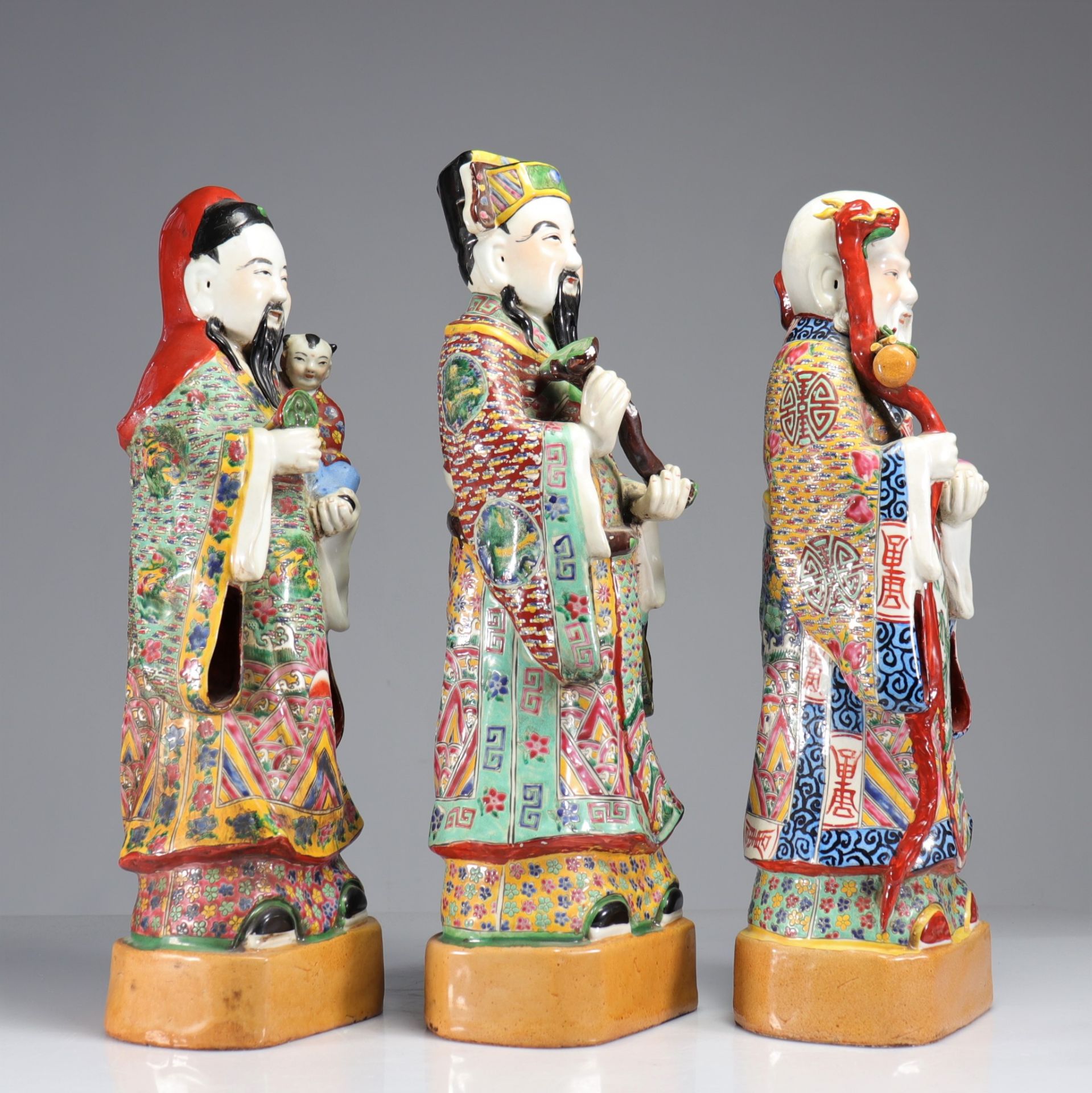 A set of three Chinese famille rose immortal figures, 19/20th C. - Bild 4 aus 5