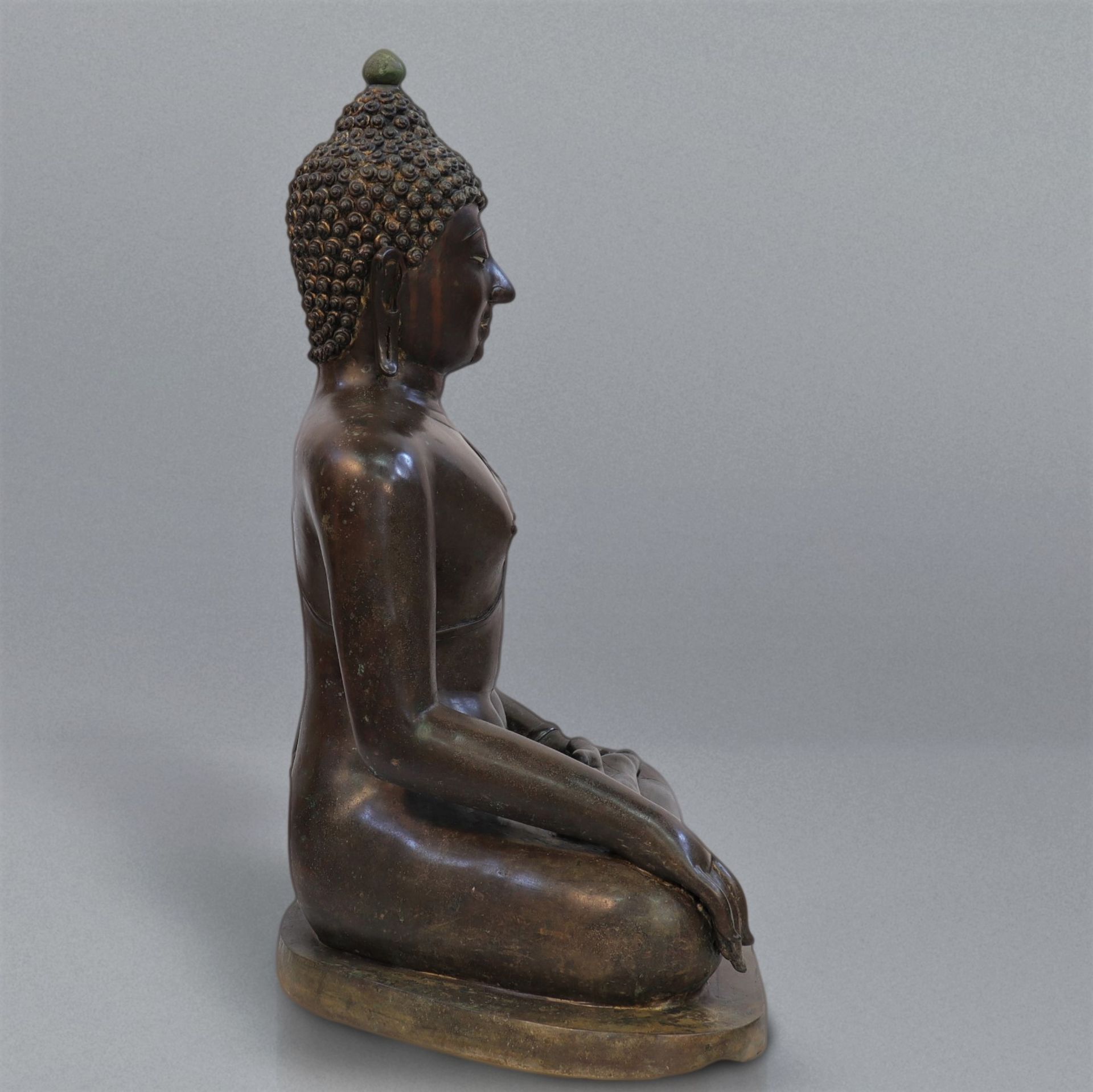 Large Shakyamuni Buddha in bronze with brown and green patina 18th century - Image 7 of 7