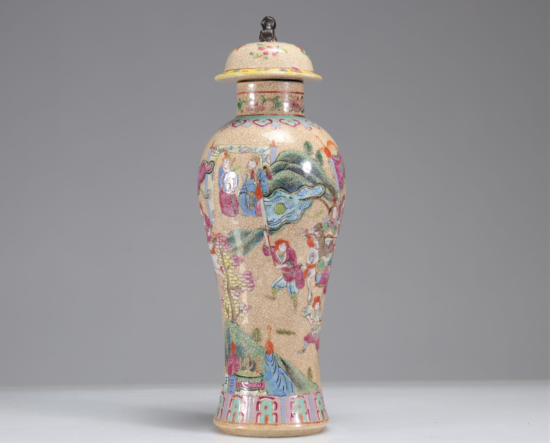 Covered vase from Nanjing decorated with warriors - Image 2 of 5