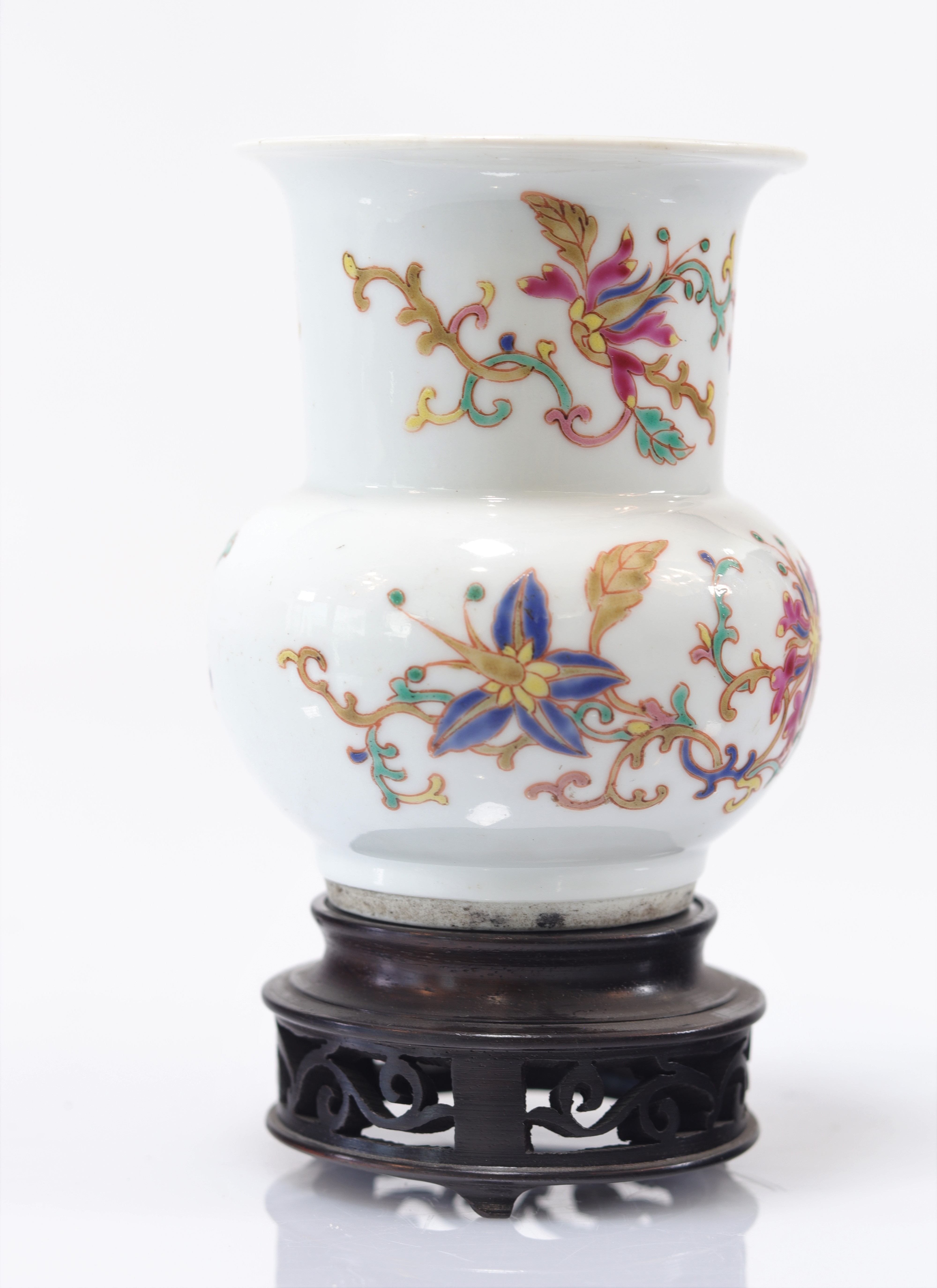 Pair of Qing period famille rose porcelain vases - Image 8 of 9