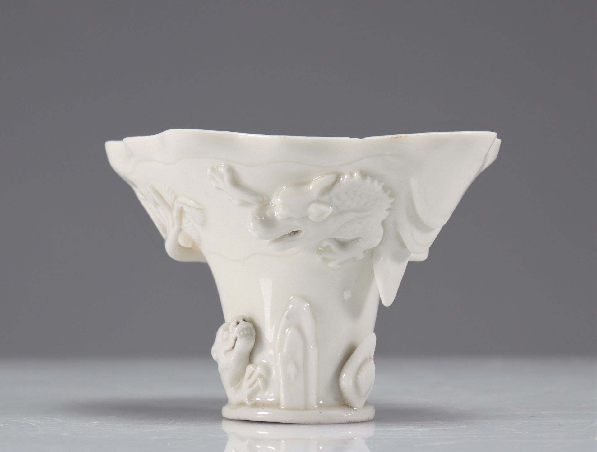Libation cup in blanc de chine decorated with dragons Kangxi period - Image 3 of 7