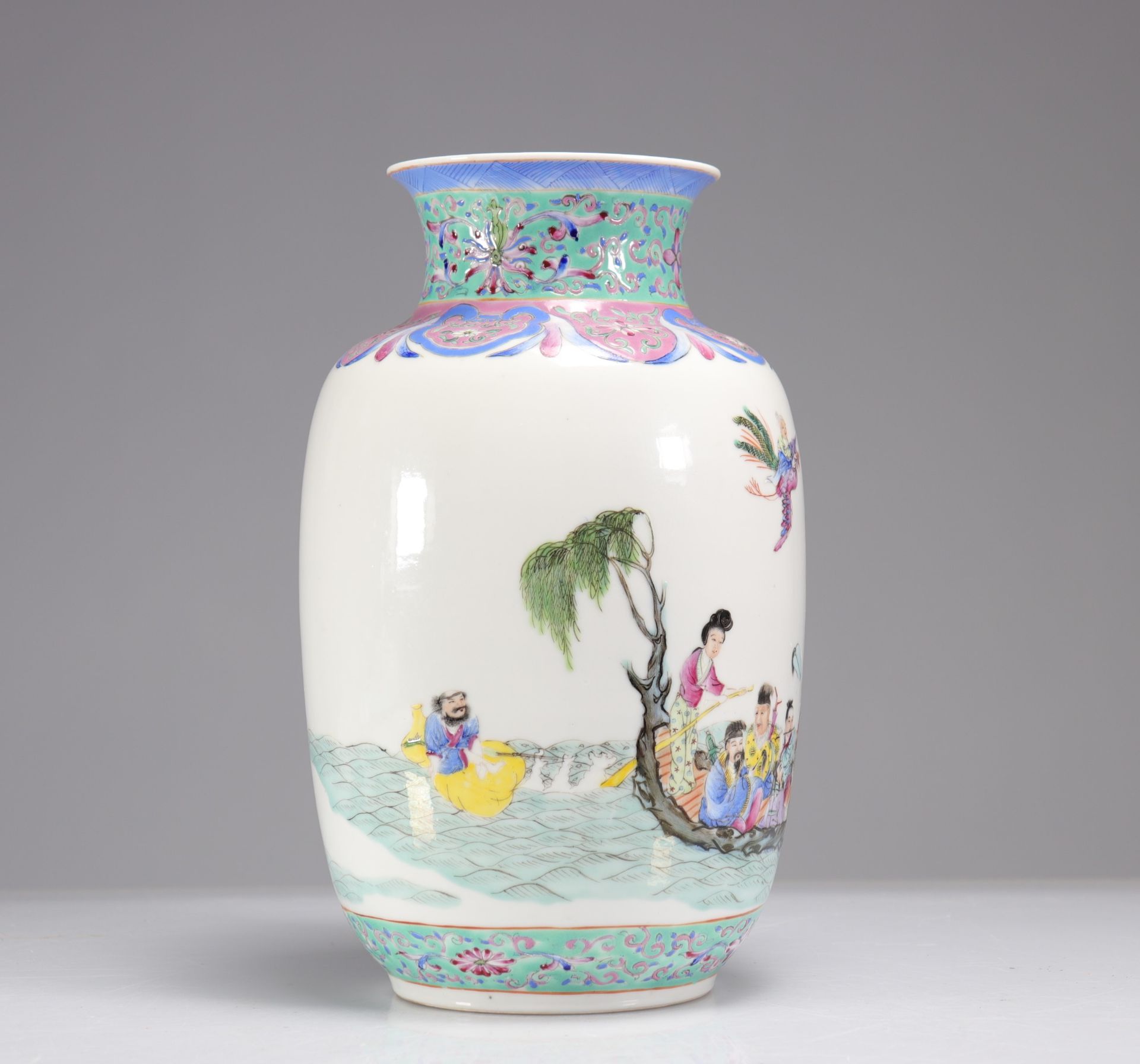 Porcelain vase famille rose decorated with characters - Image 3 of 5