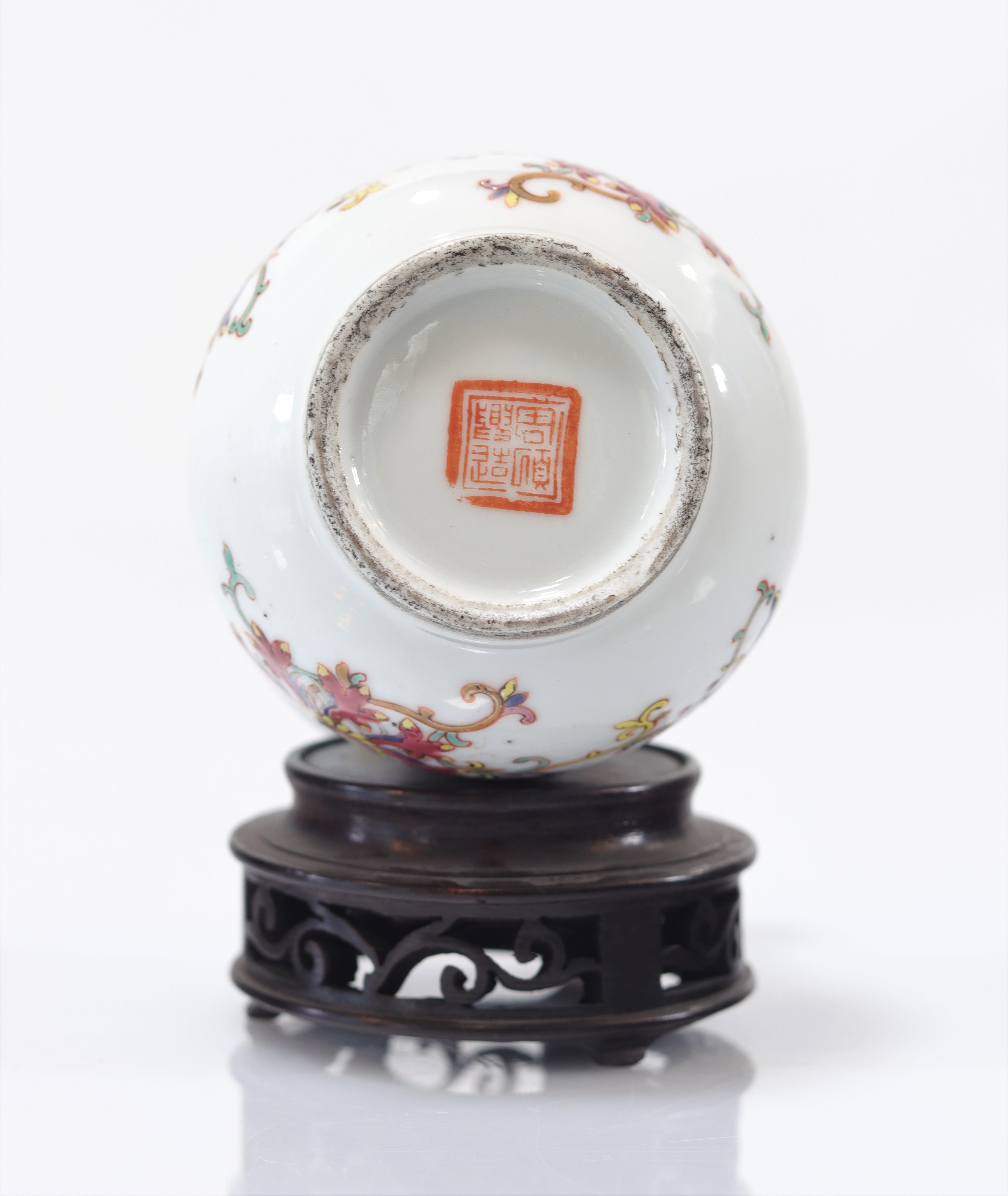 Pair of Qing period famille rose porcelain vases - Image 6 of 9