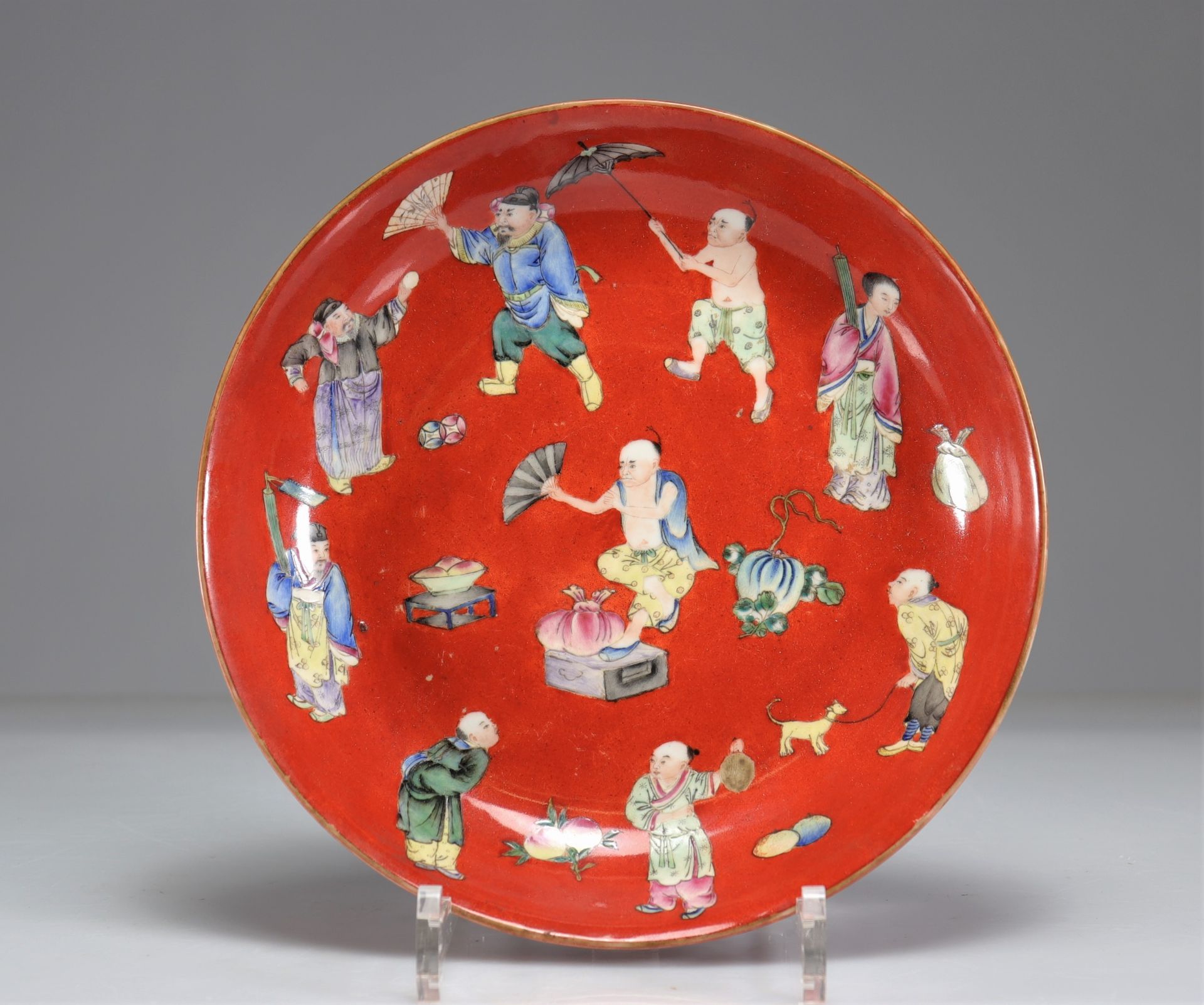 Red background plate Qianlong brand character decorations