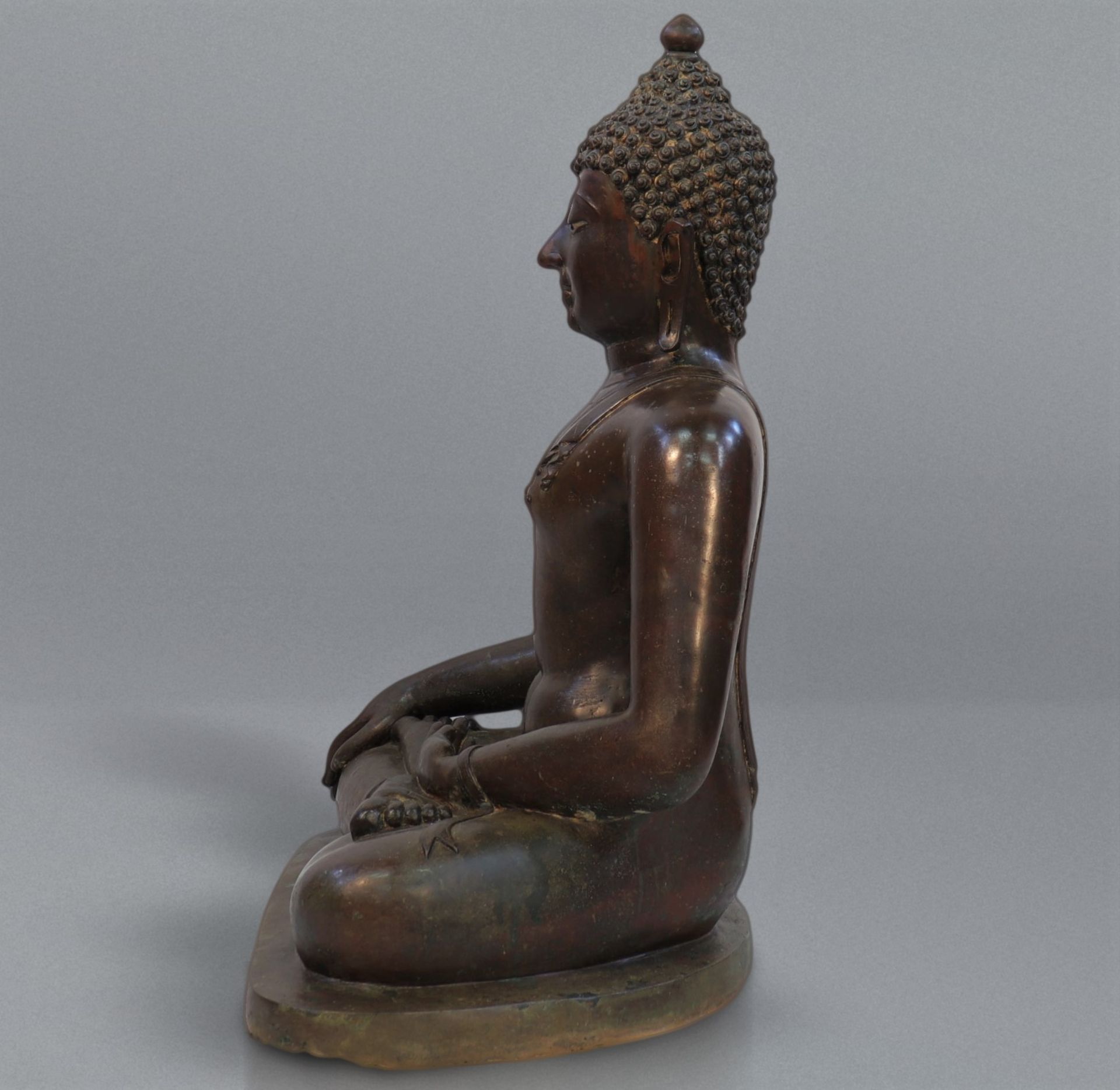 Large Shakyamuni Buddha in bronze with brown and green patina 18th century - Image 5 of 7