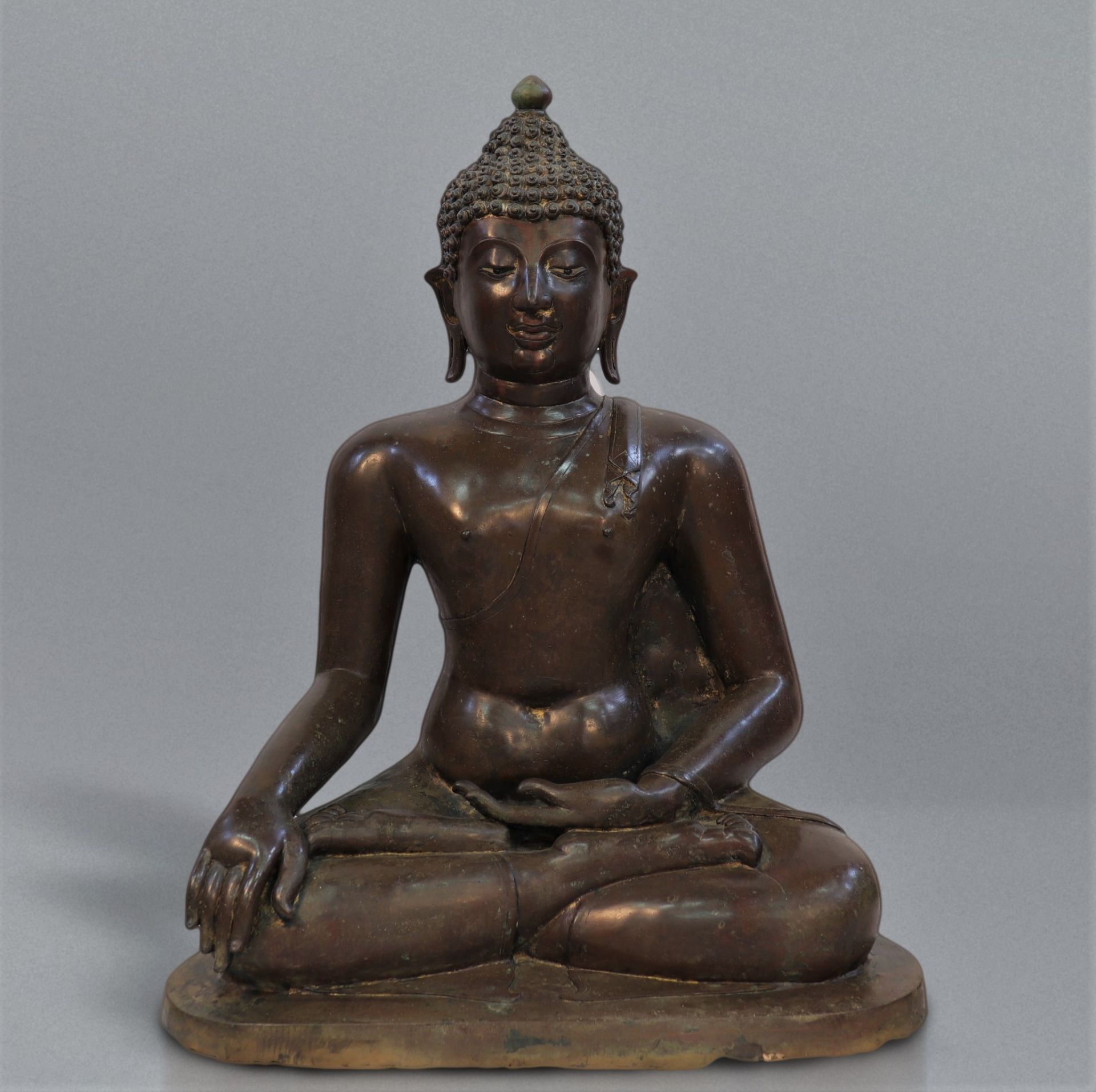 Large Shakyamuni Buddha in bronze with brown and green patina 18th century