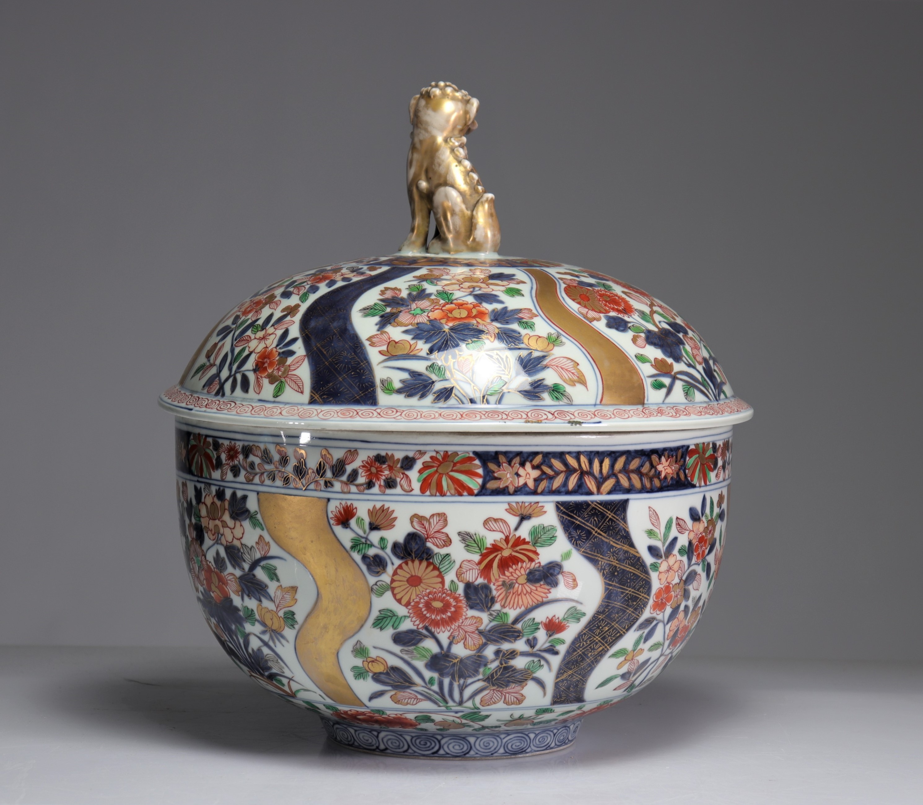 Imposing covered bowl in 18th century Japanese porcelain - Image 4 of 7