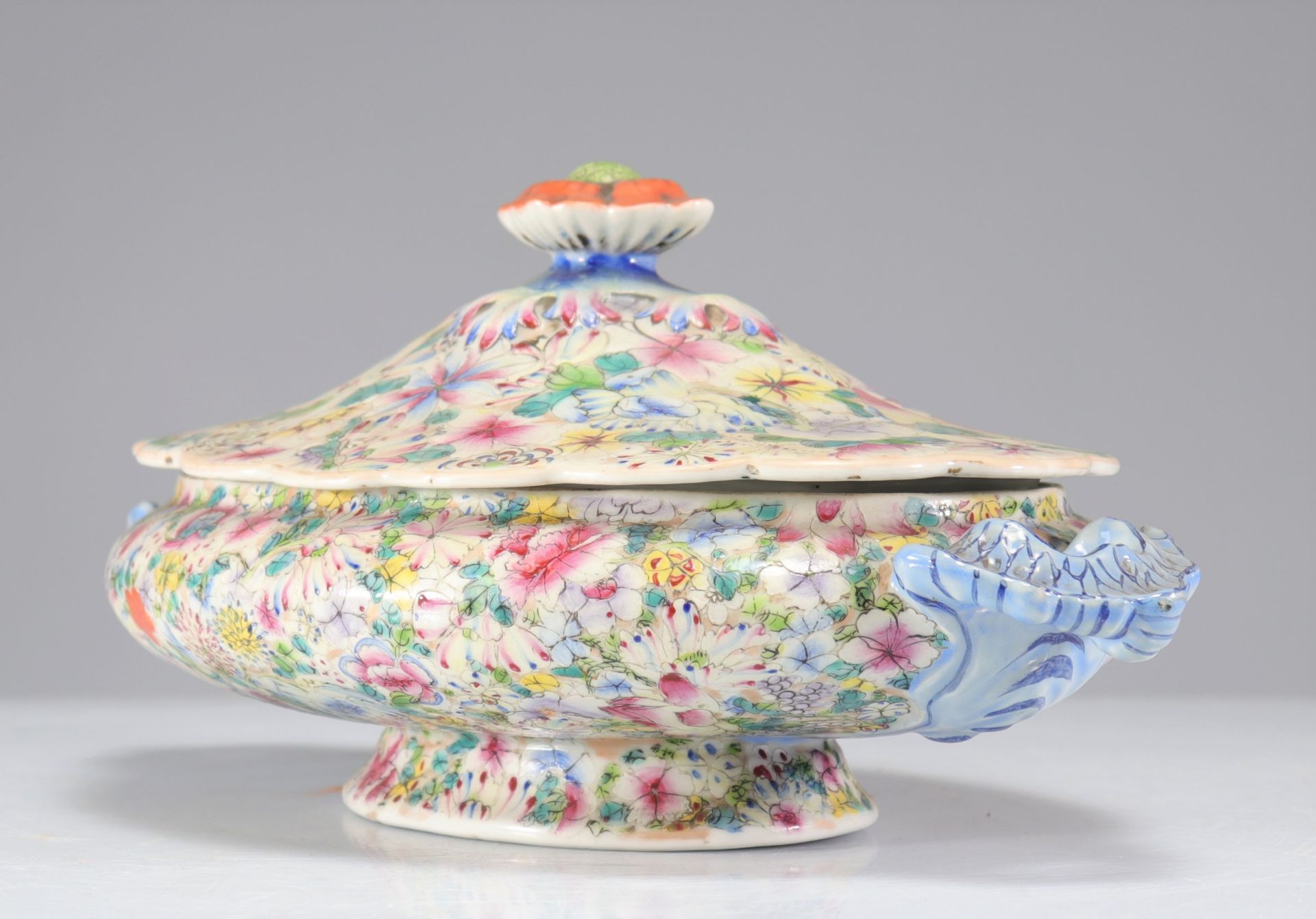 Porcelain vegetable dish decorated with a thousand flowers interior decorated with an imperial drago - Bild 4 aus 5