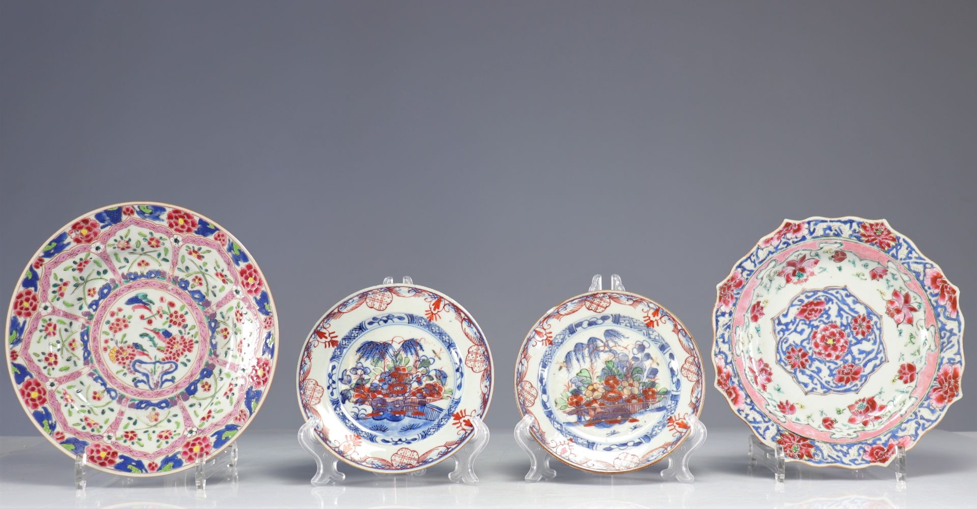 Plates (4) in 18th century famille rose porcelain decorated with flowers