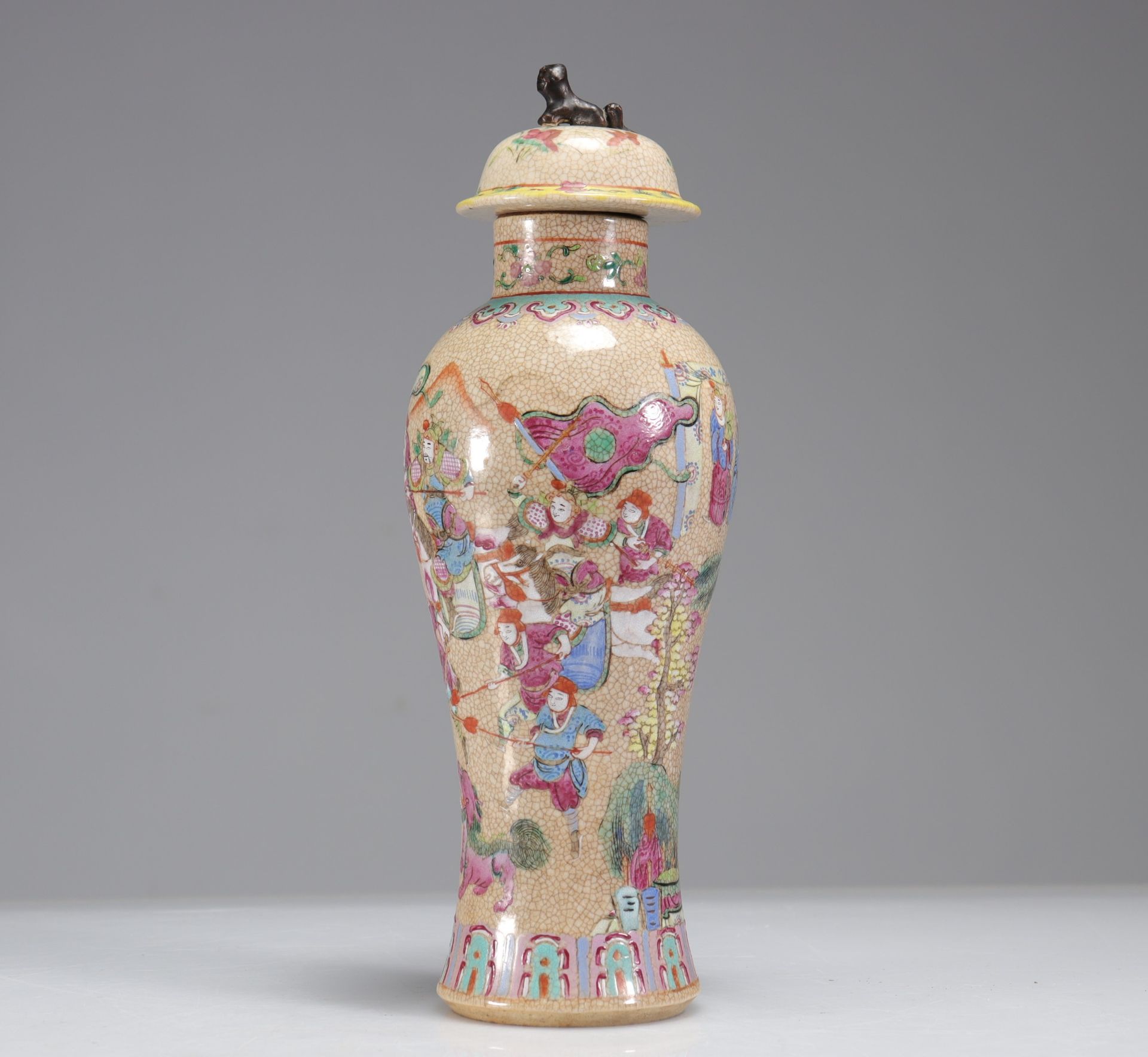 Covered vase from Nanjing decorated with warriors - Image 4 of 5