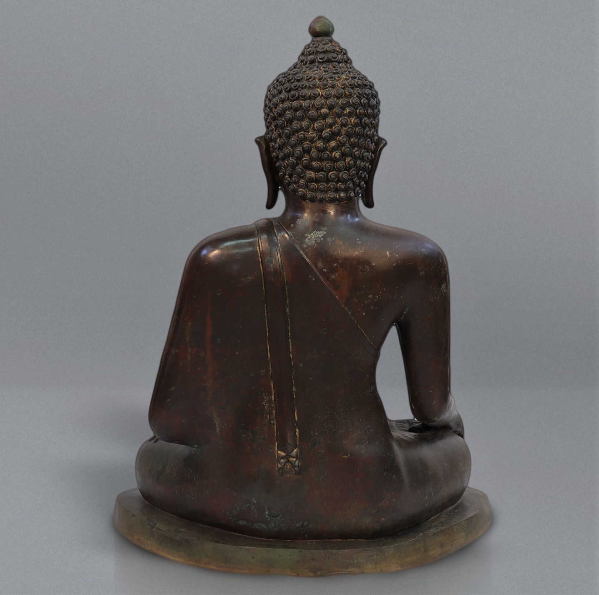 Large Shakyamuni Buddha in bronze with brown and green patina 18th century - Image 6 of 7