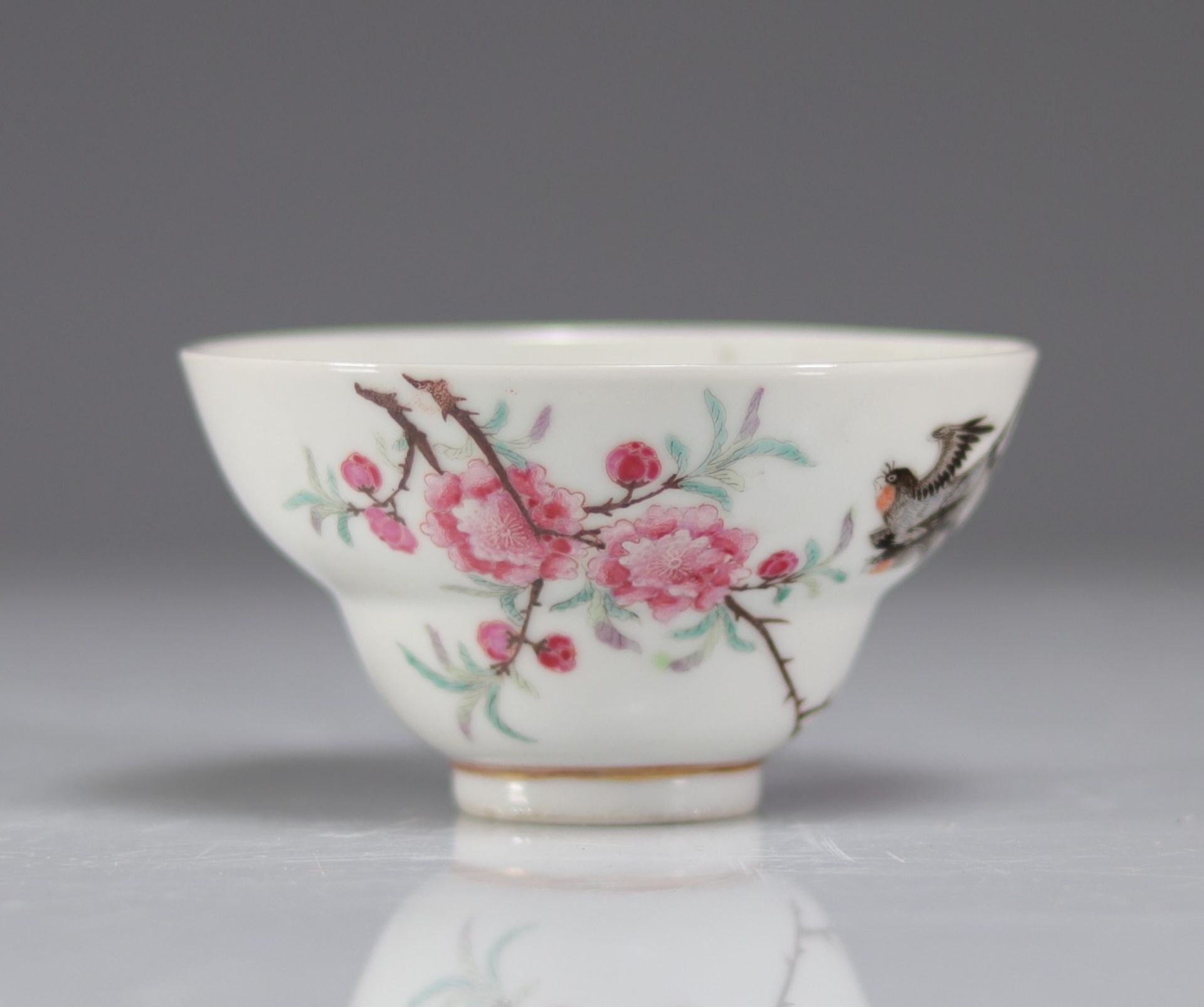 Porcelain bowl from the famille rose decorated with swallows - Bild 2 aus 4