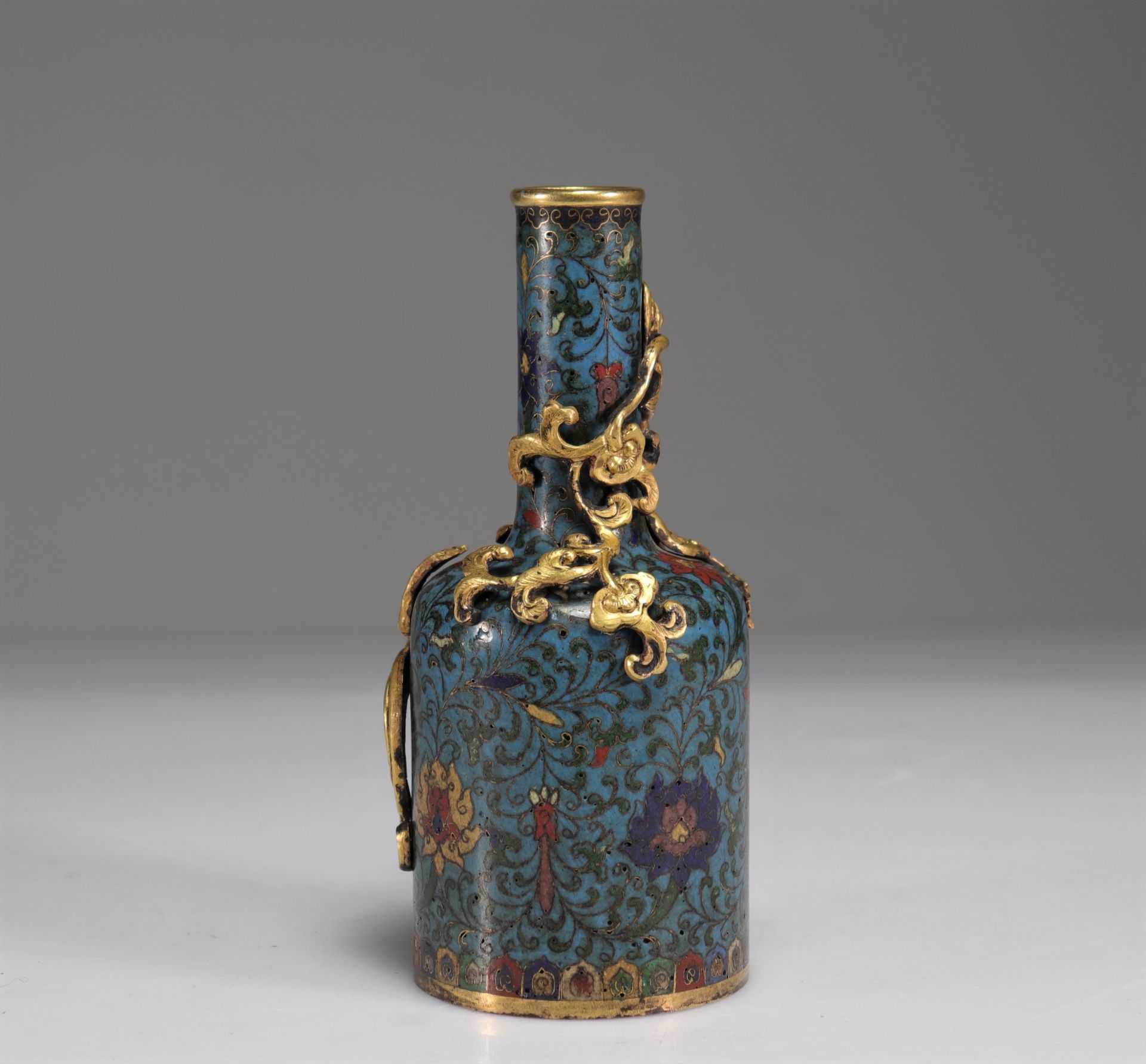 Cloisonne bronze vase, decorated with a bronze dragon, Xuande mark - Image 4 of 6