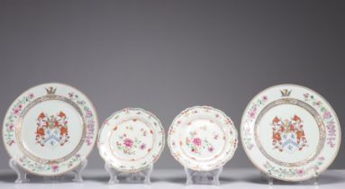 Plates (4) in porcelain of the rose family decorated with 18th century coat of arms