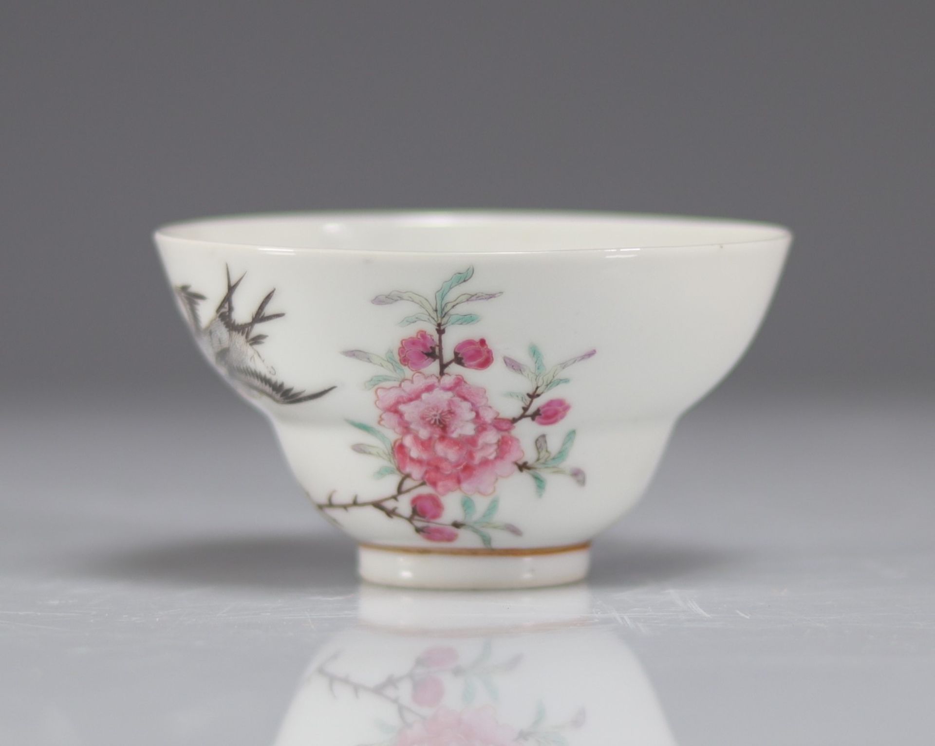 Porcelain bowl from the famille rose decorated with swallows - Bild 3 aus 4
