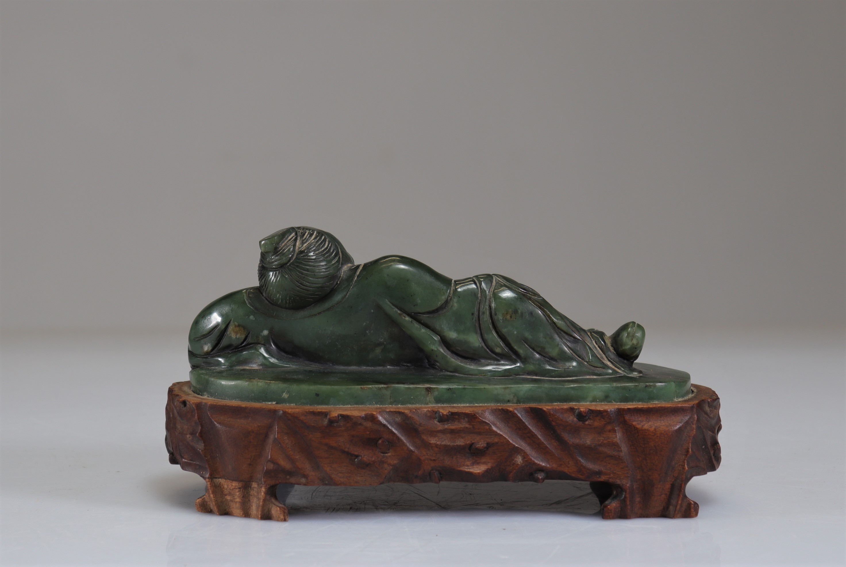 Qing period carved spinach jade reclining figure - Image 3 of 3