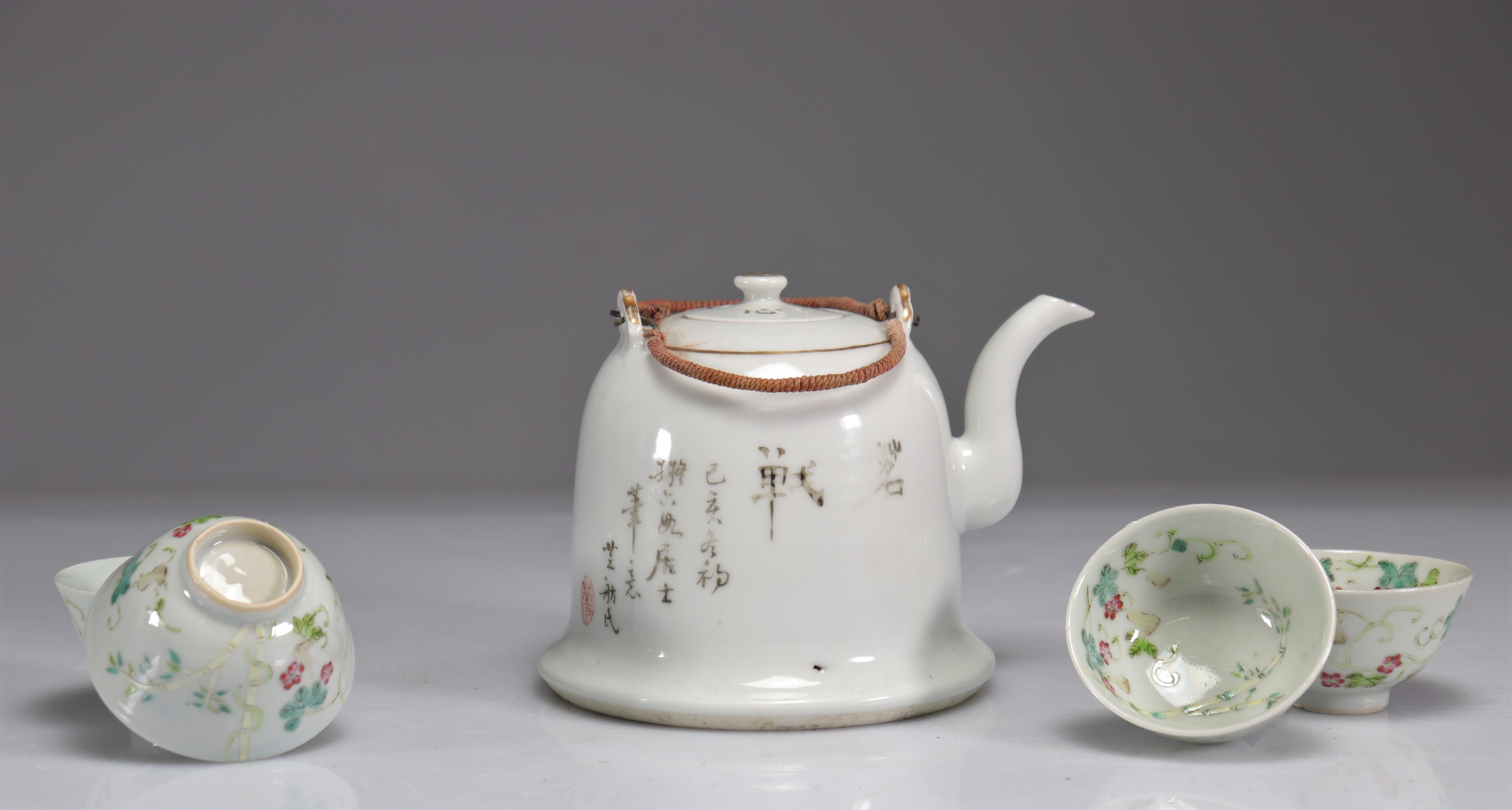 Lot (5) porcelain famille rose teapot and bowls - Image 4 of 4