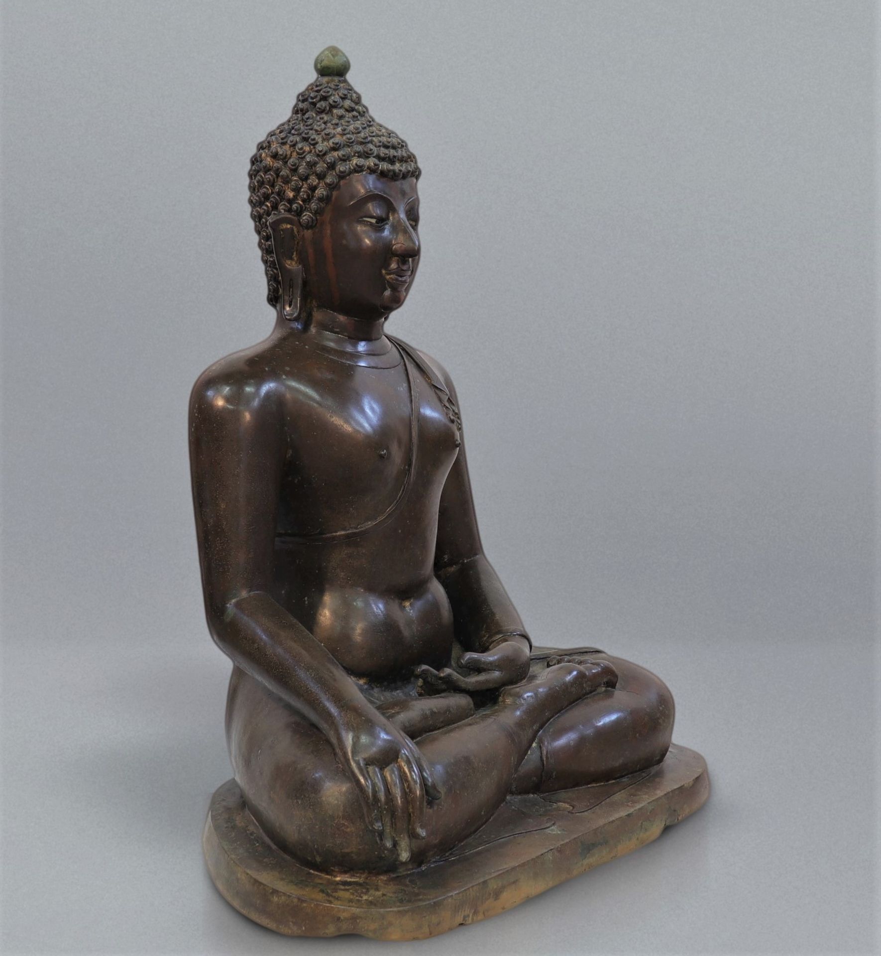 Large Shakyamuni Buddha in bronze with brown and green patina 18th century - Image 4 of 7