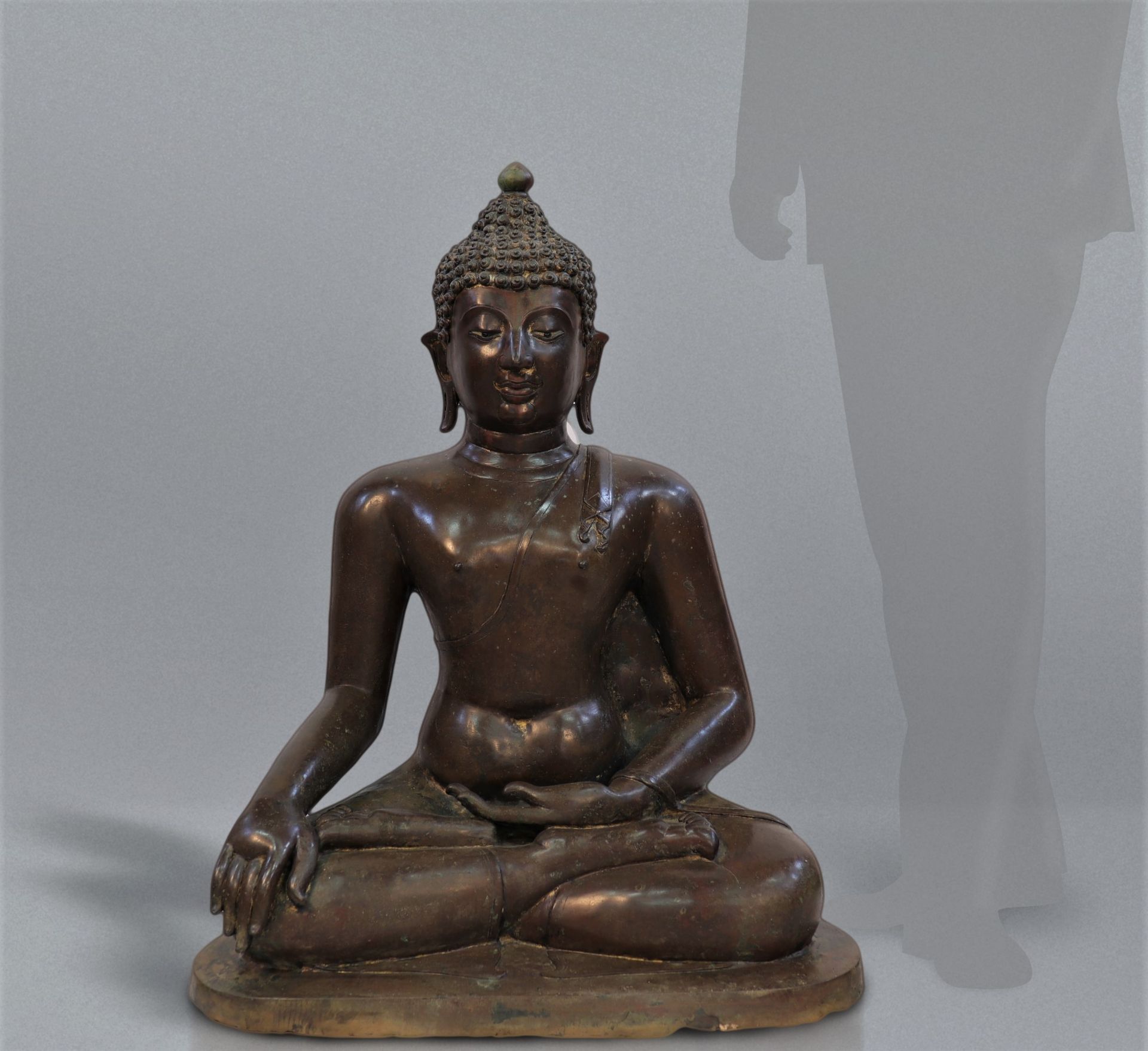 Large Shakyamuni Buddha in bronze with brown and green patina 18th century - Image 3 of 7