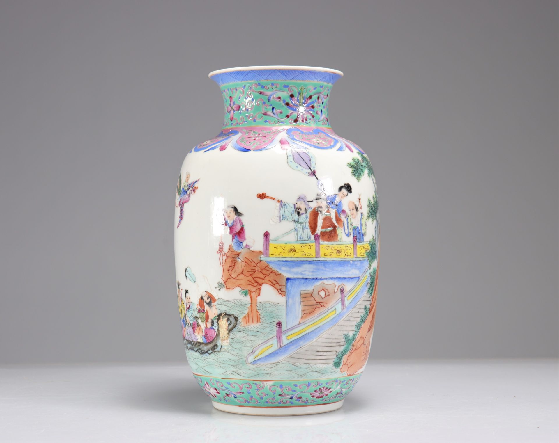 Porcelain vase famille rose decorated with characters - Image 2 of 5