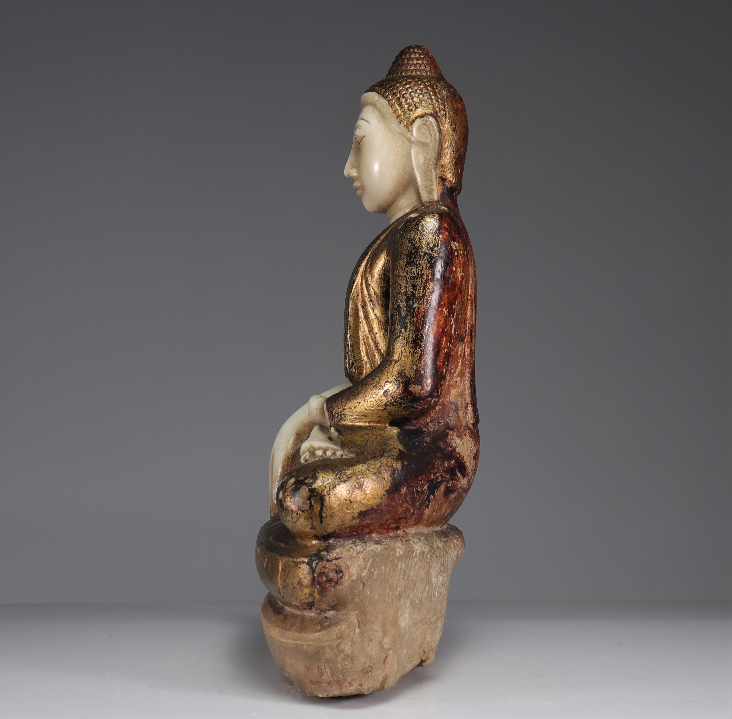 Burmese marble statue in polychrome white marble representing Sakyamuni Buddha, 17th century. - Image 3 of 6